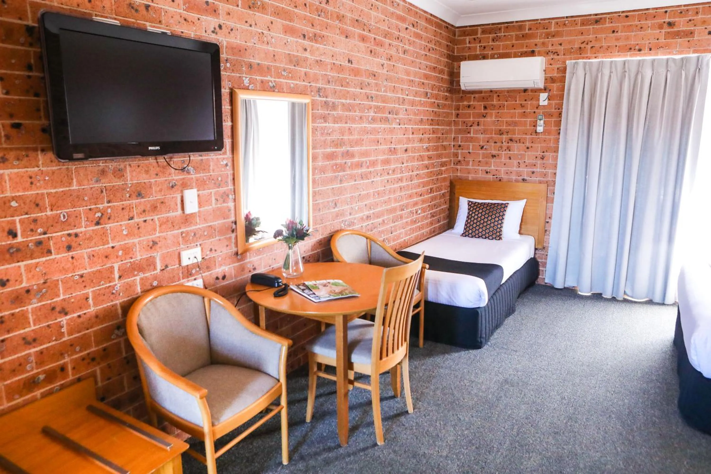 TV and multimedia, Bed in Akuna Motor Inn and Apartments