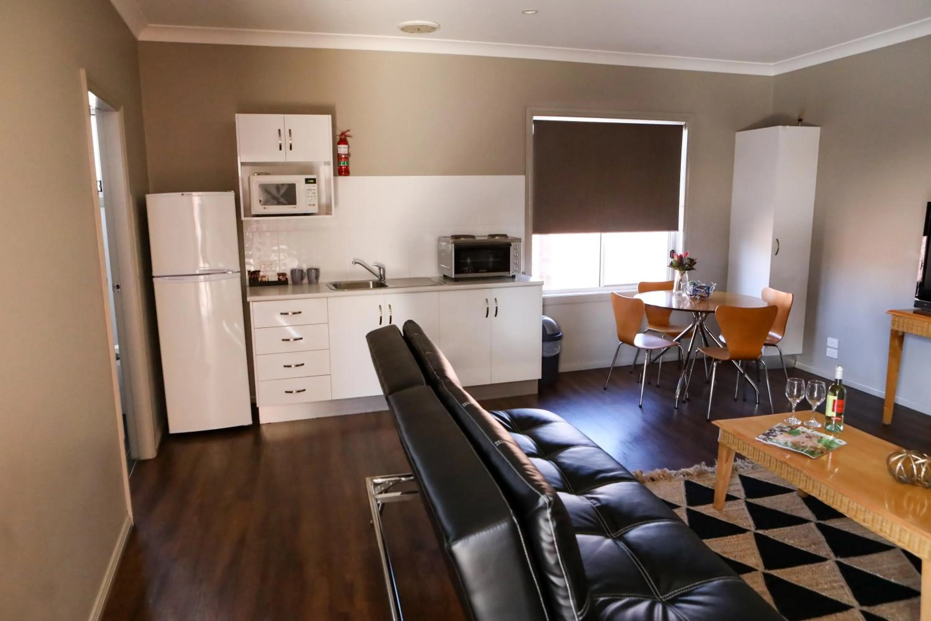 Kitchen or kitchenette in Akuna Motor Inn and Apartments