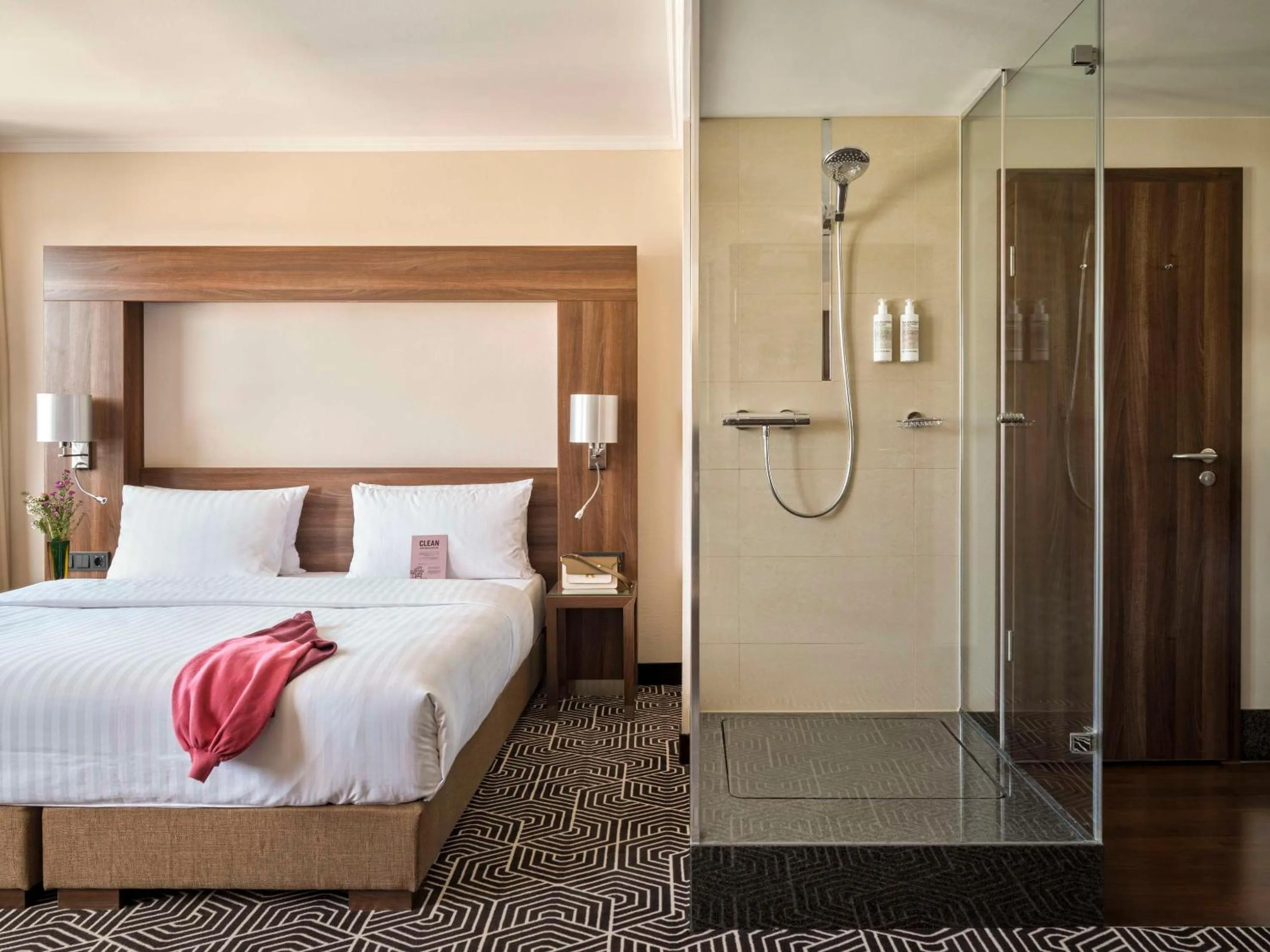 Bathroom, Bed in Flemings Hotel Frankfurt Main-Riverside