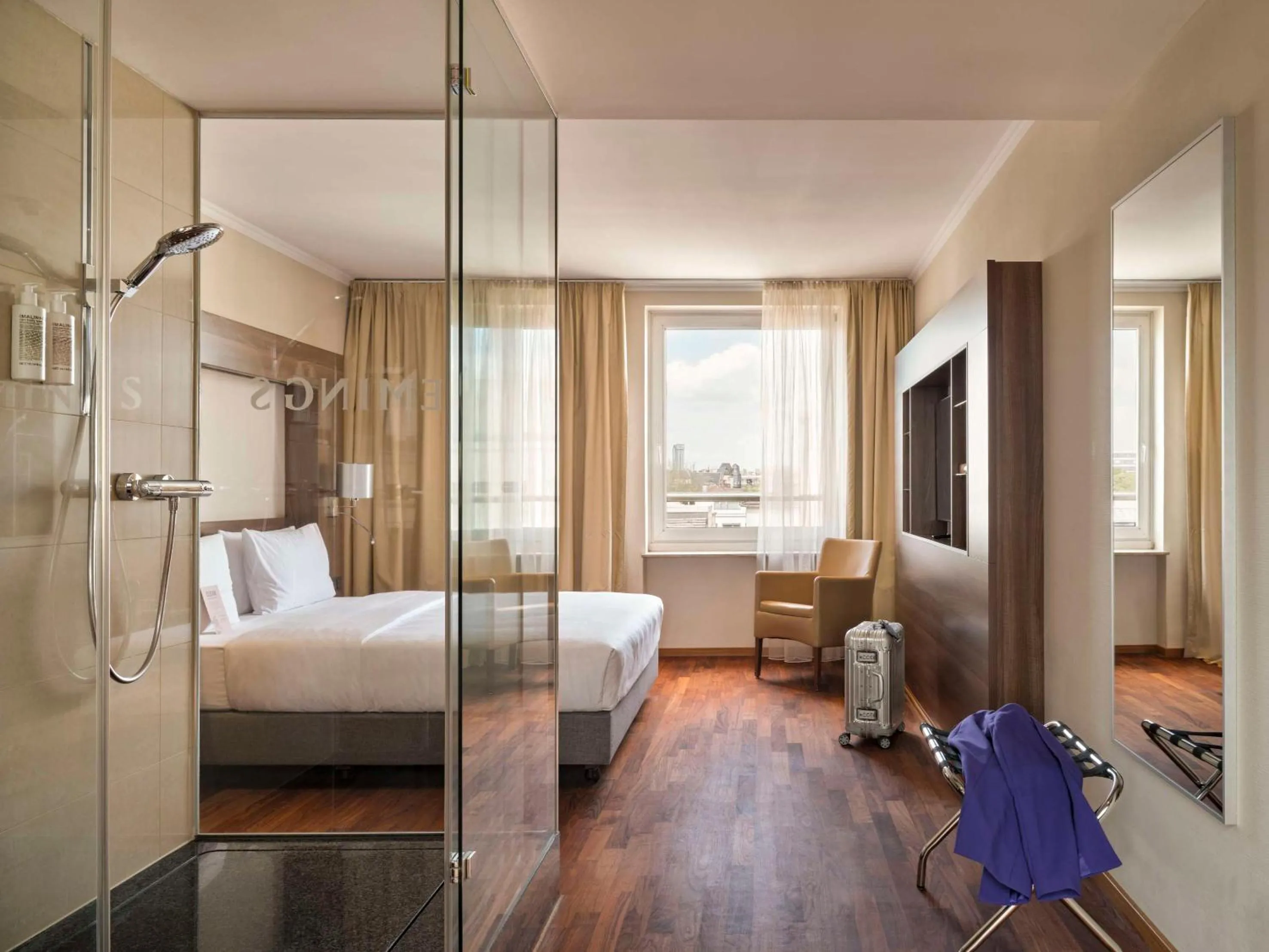 Photo of the whole room, Bed in Flemings Hotel Frankfurt Main-Riverside