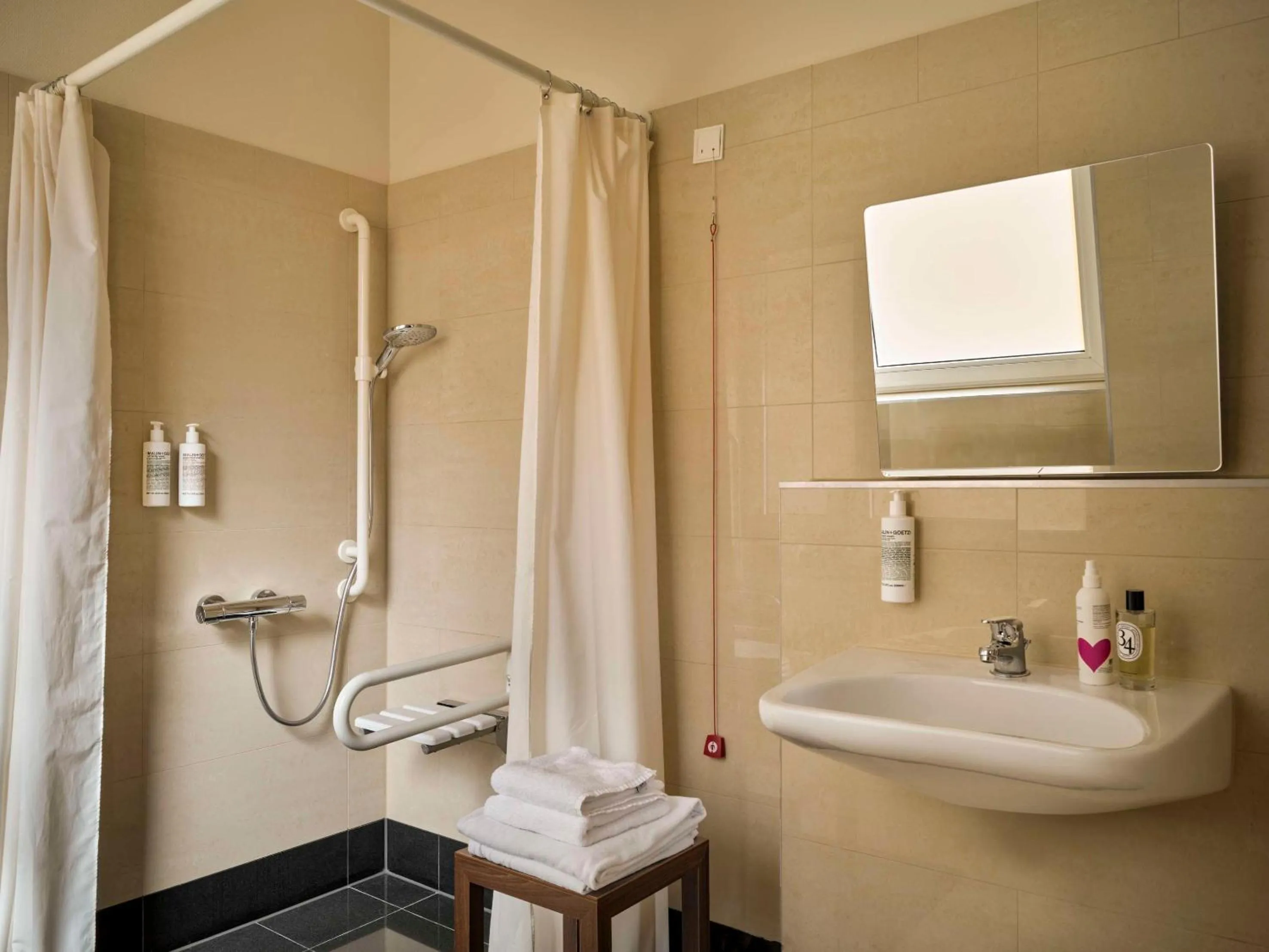 Bathroom in Flemings Hotel Frankfurt Main-Riverside