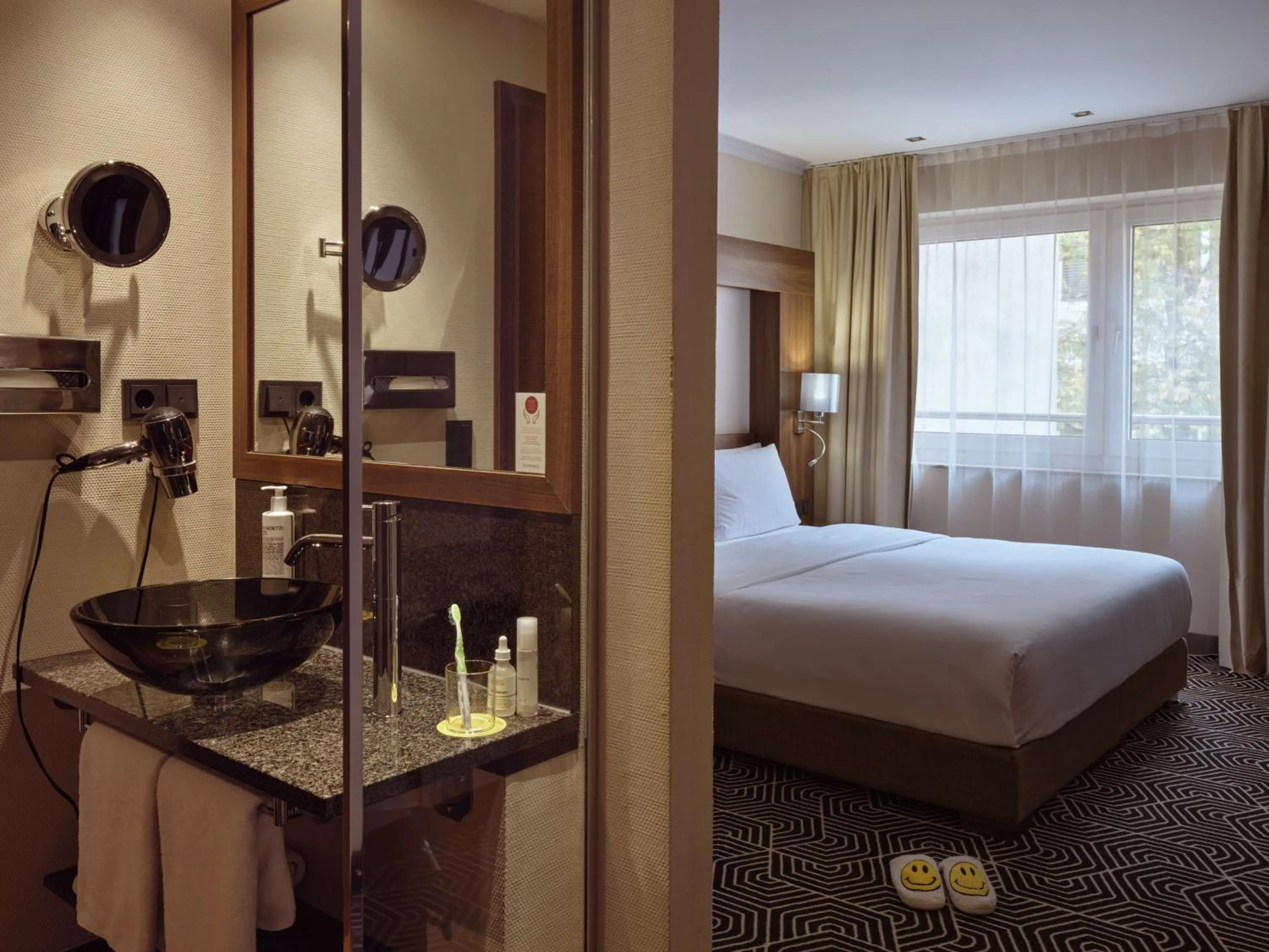 Bed in Flemings Hotel Frankfurt Main-Riverside