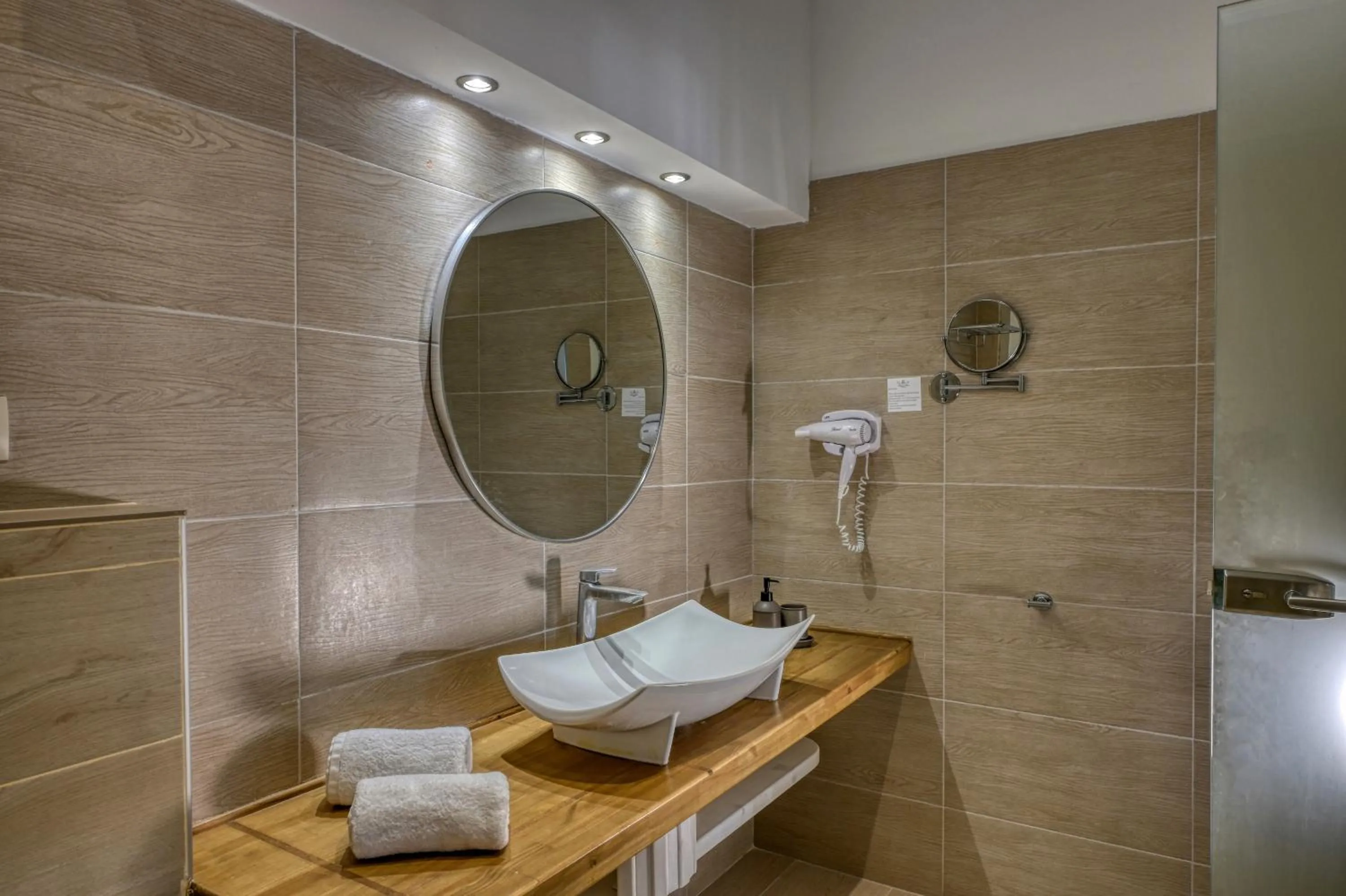 Splendour Hotel and Suites