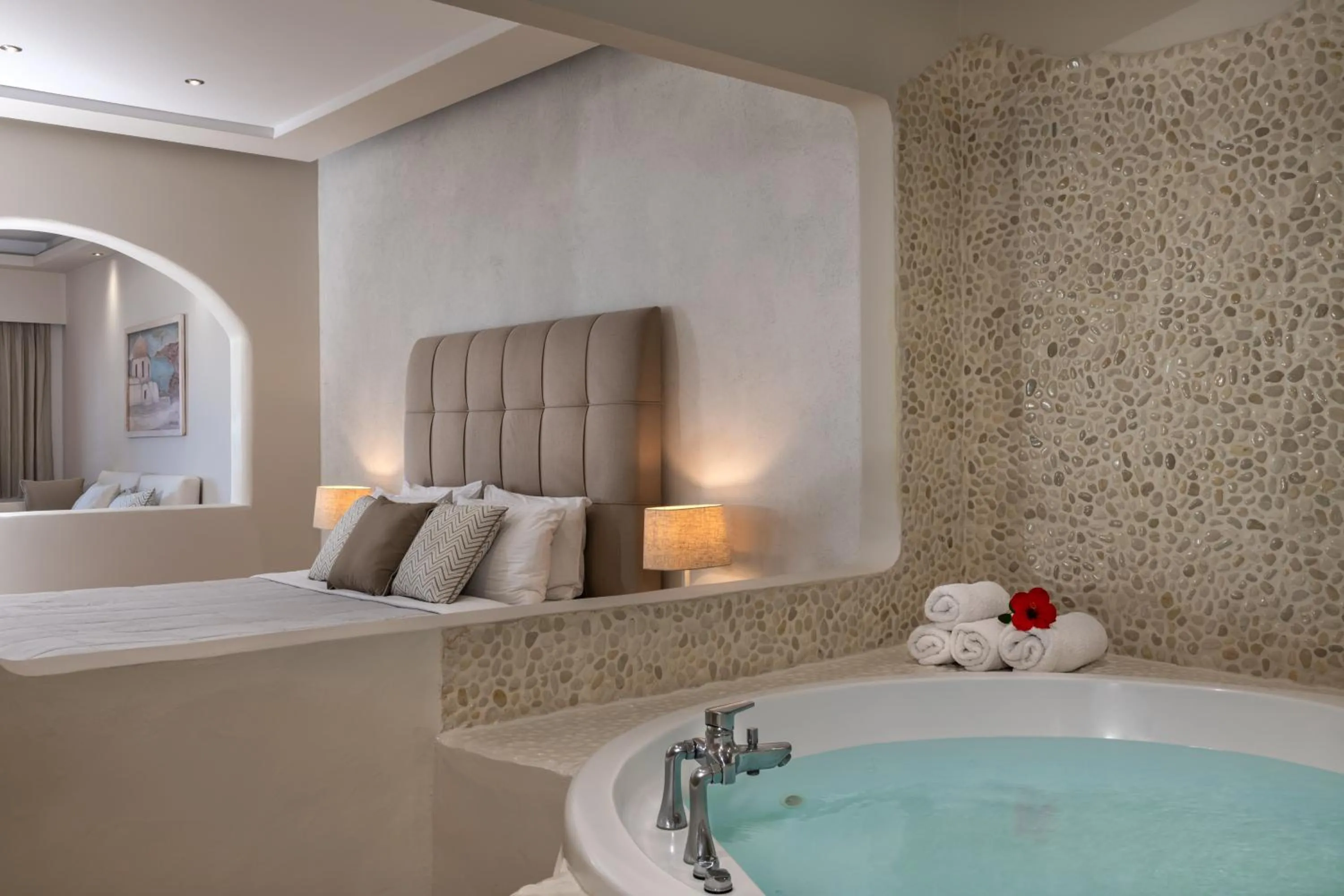 Hot Tub, Bed in Splendour Hotel and Suites