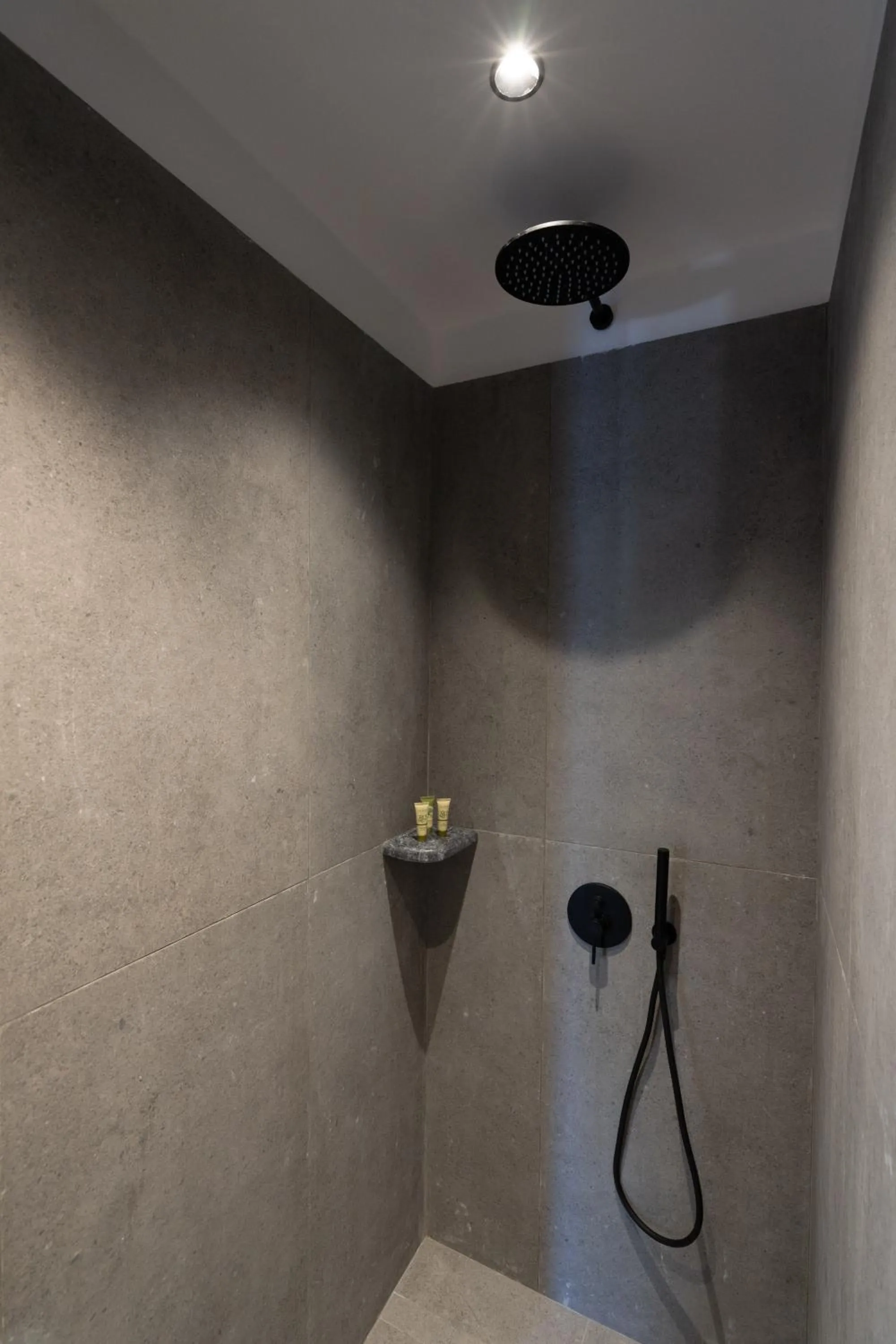 Shower in Splendour Hotel and Suites