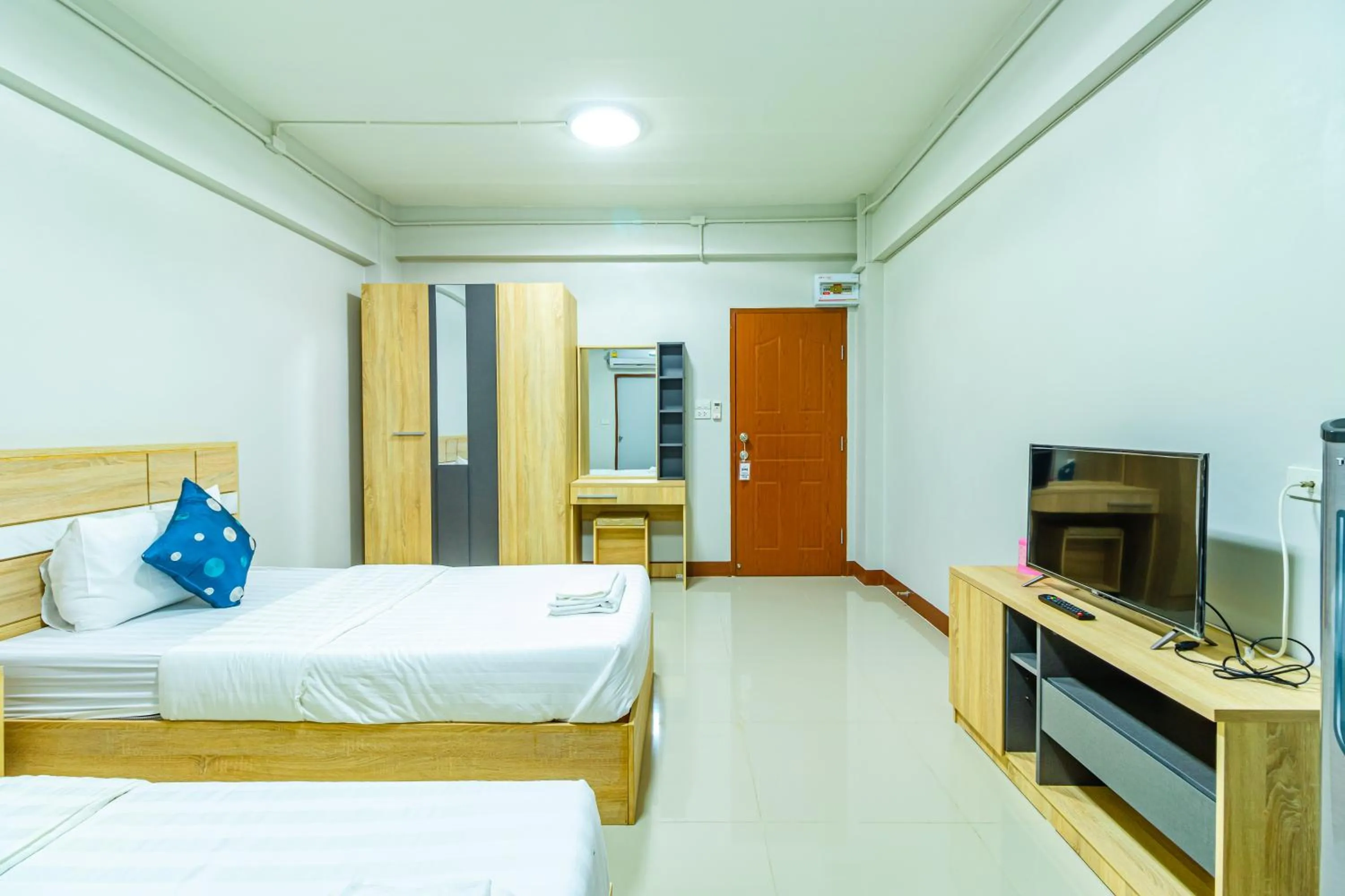 Photo of the whole room, Bed in Tree Place