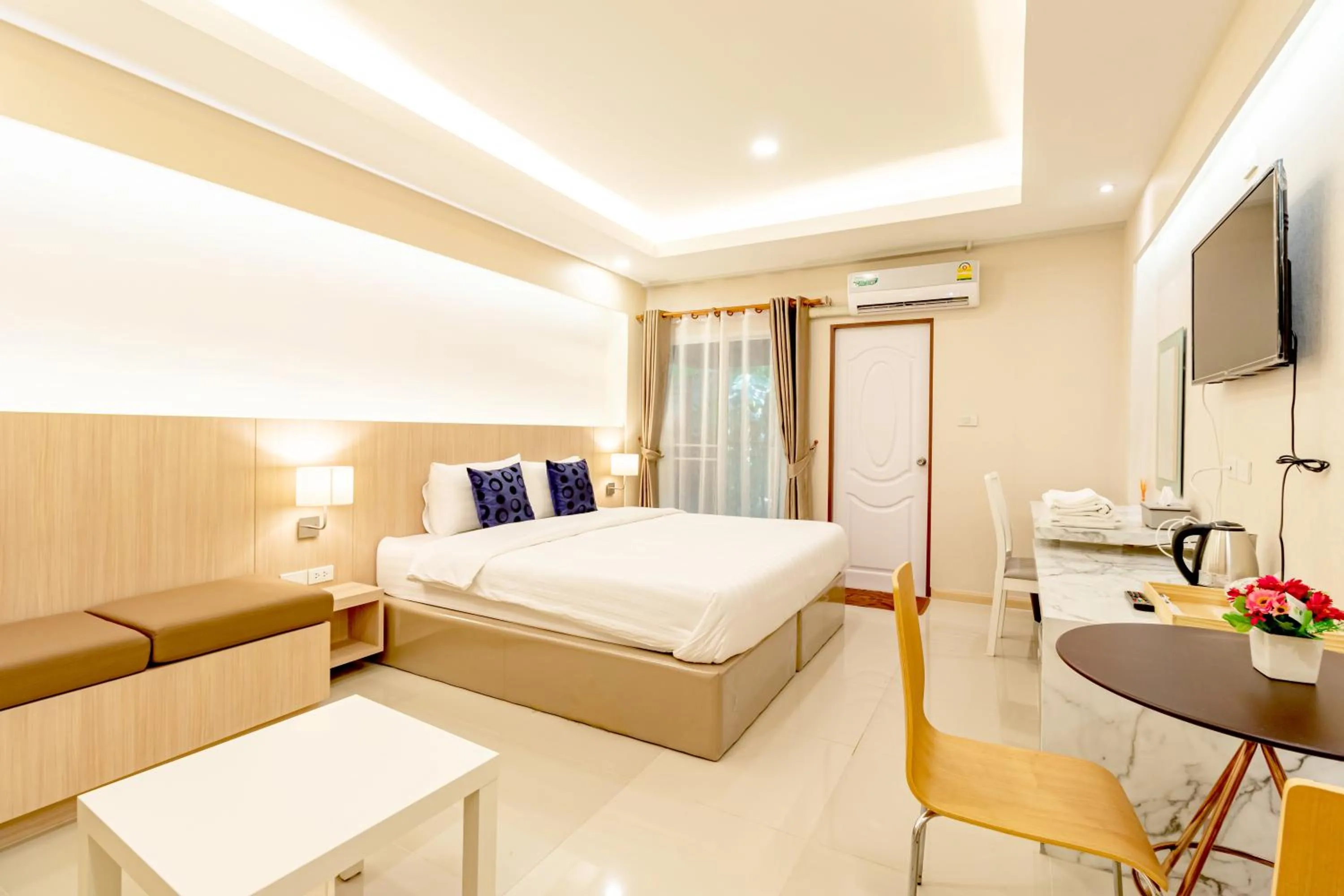 Bedroom, Bed in Tree Place