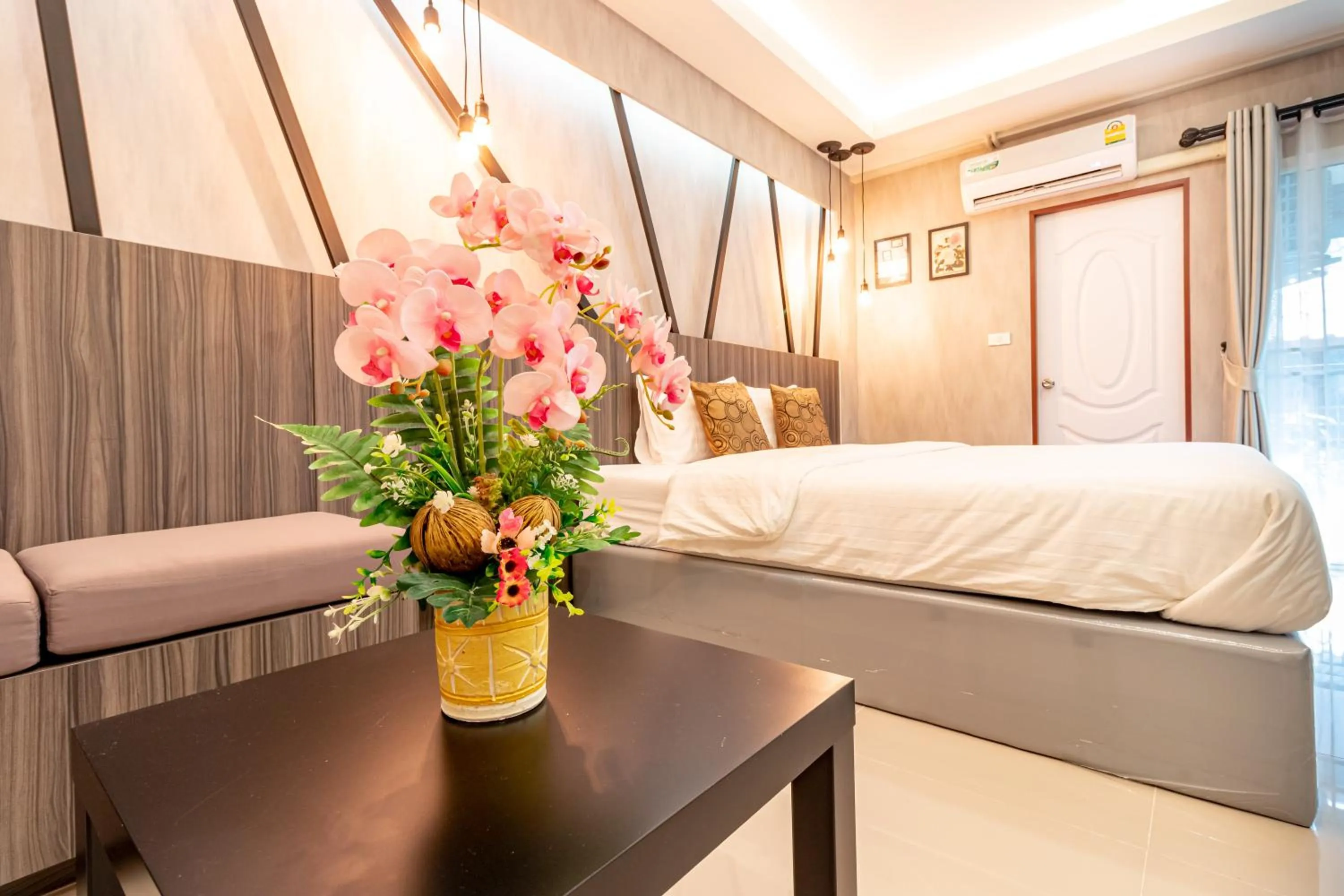 Bedroom, Bed in Tree Place