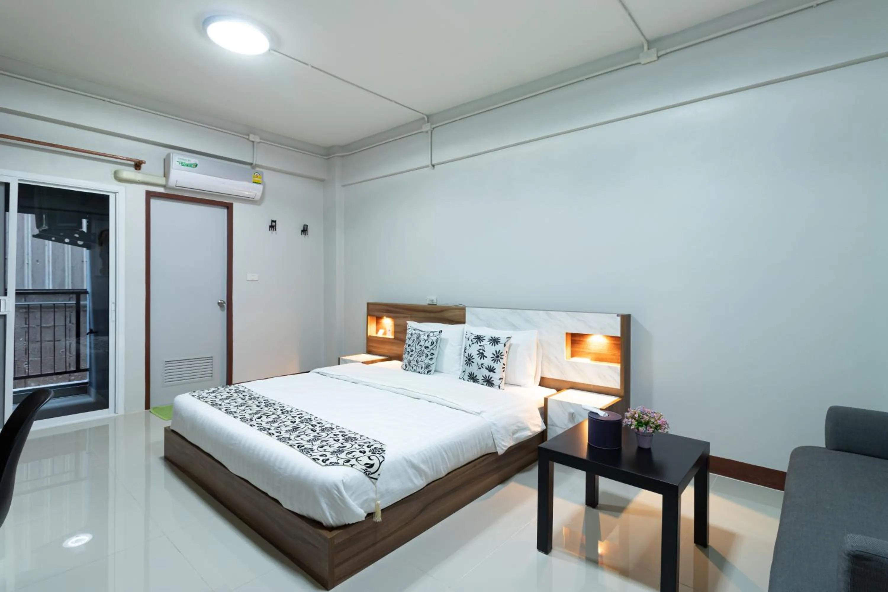 Photo of the whole room, Bed in Tree Place