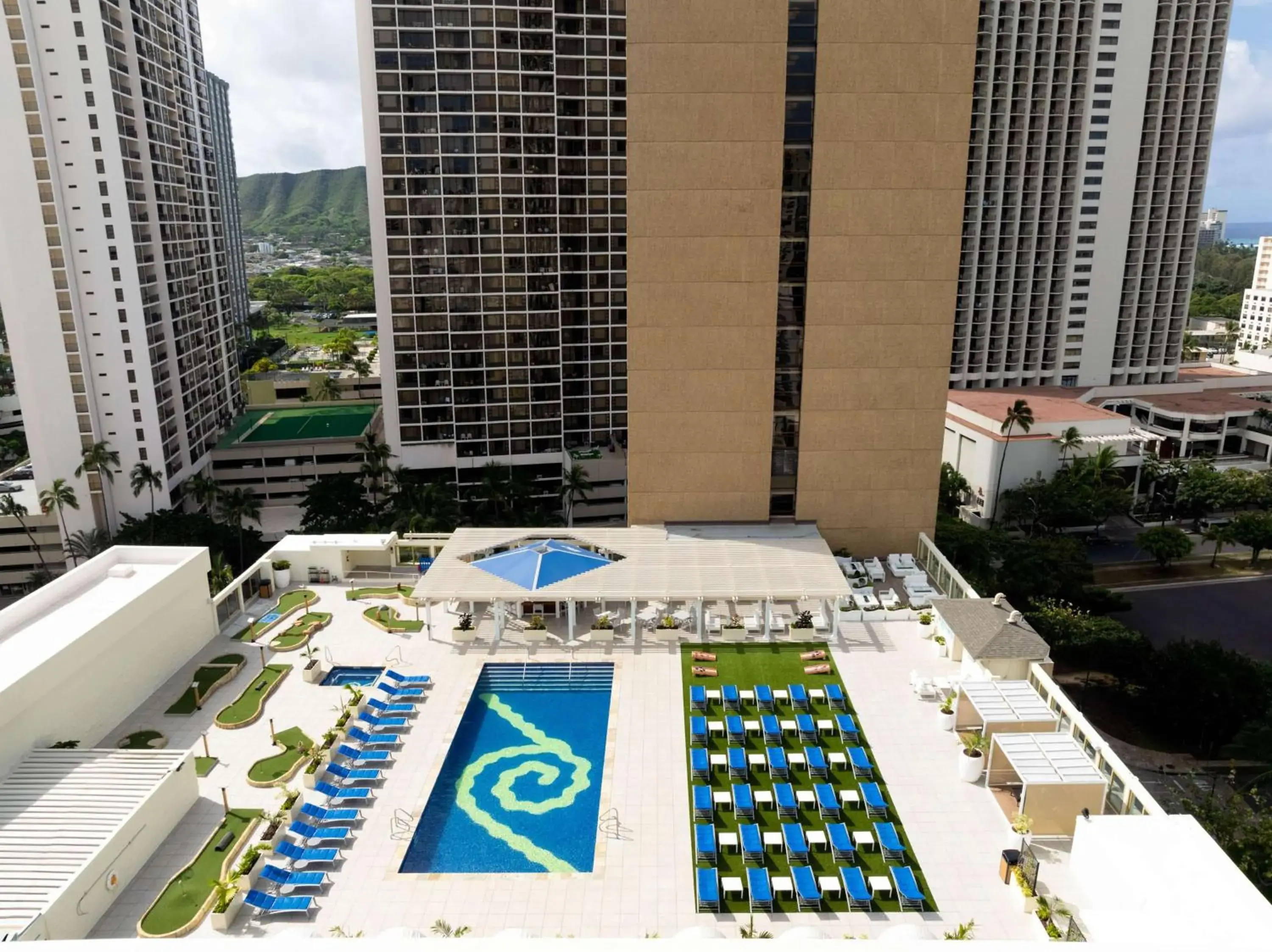 Pool view in Hilton Waikiki Beach Resort & Spa Pool view in Hilton Waikiki Beach Resort & Spa