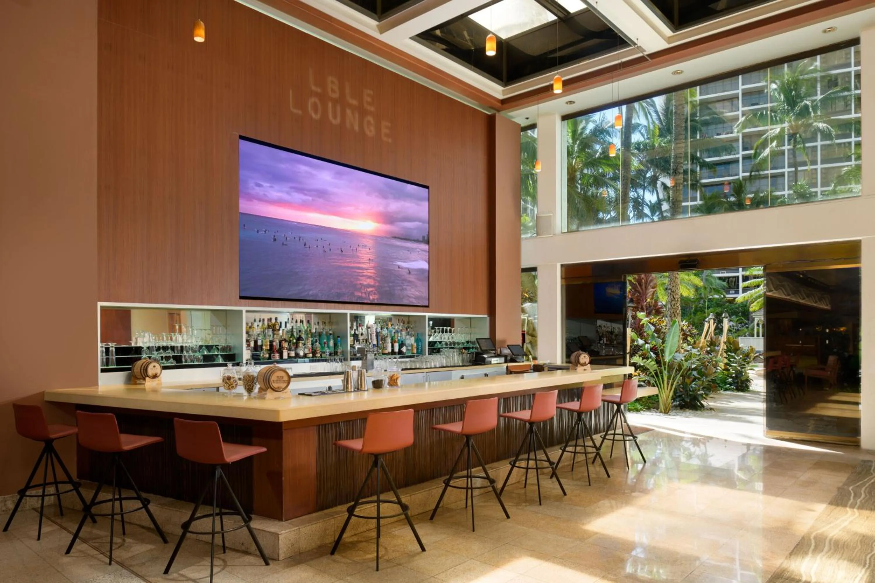 Lounge or bar in Hilton Waikiki Beach Resort & Spa