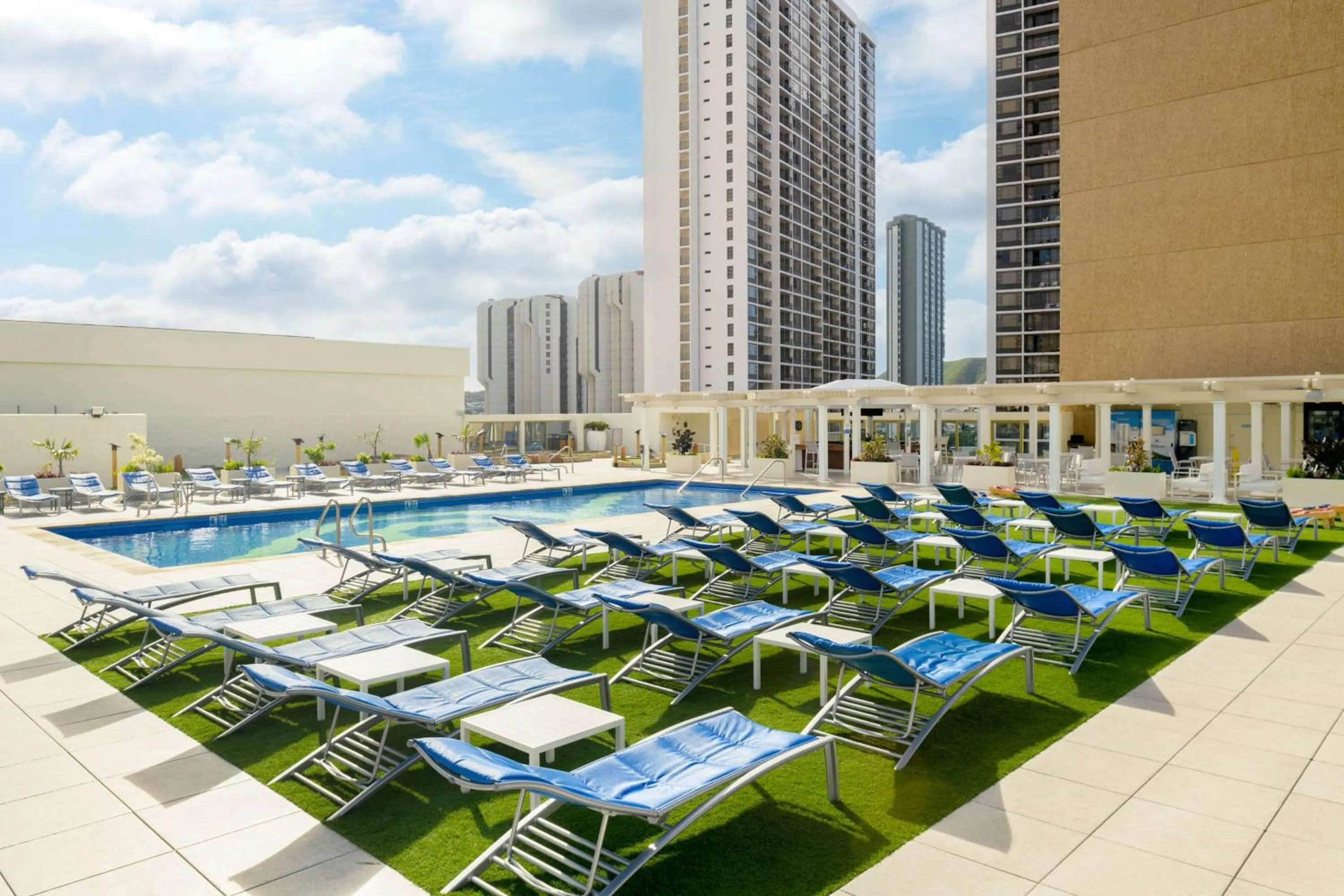 Pool view in Hilton Waikiki Beach Resort & Spa