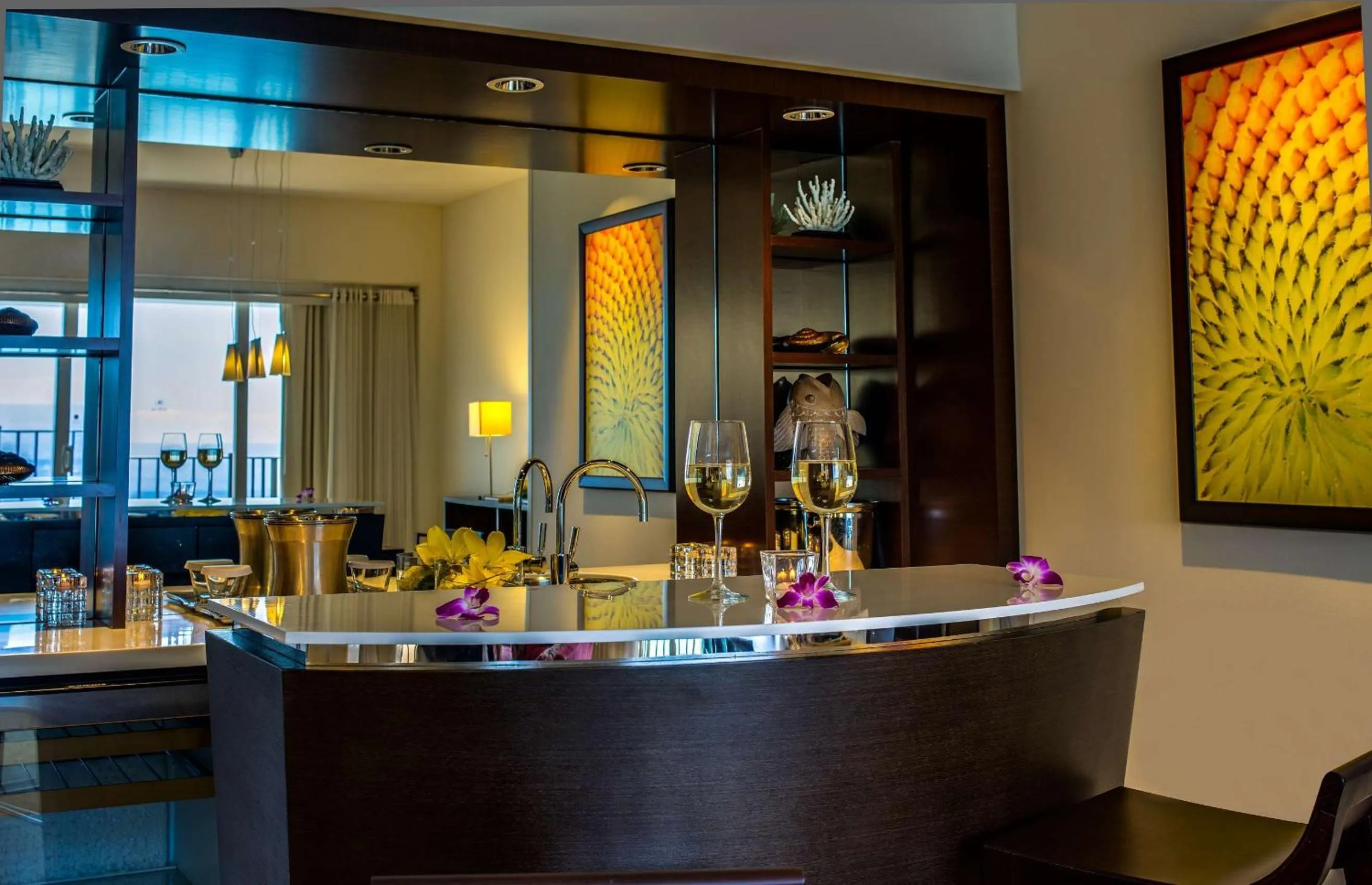 Lounge or bar in Hilton Waikiki Beach Resort & Spa