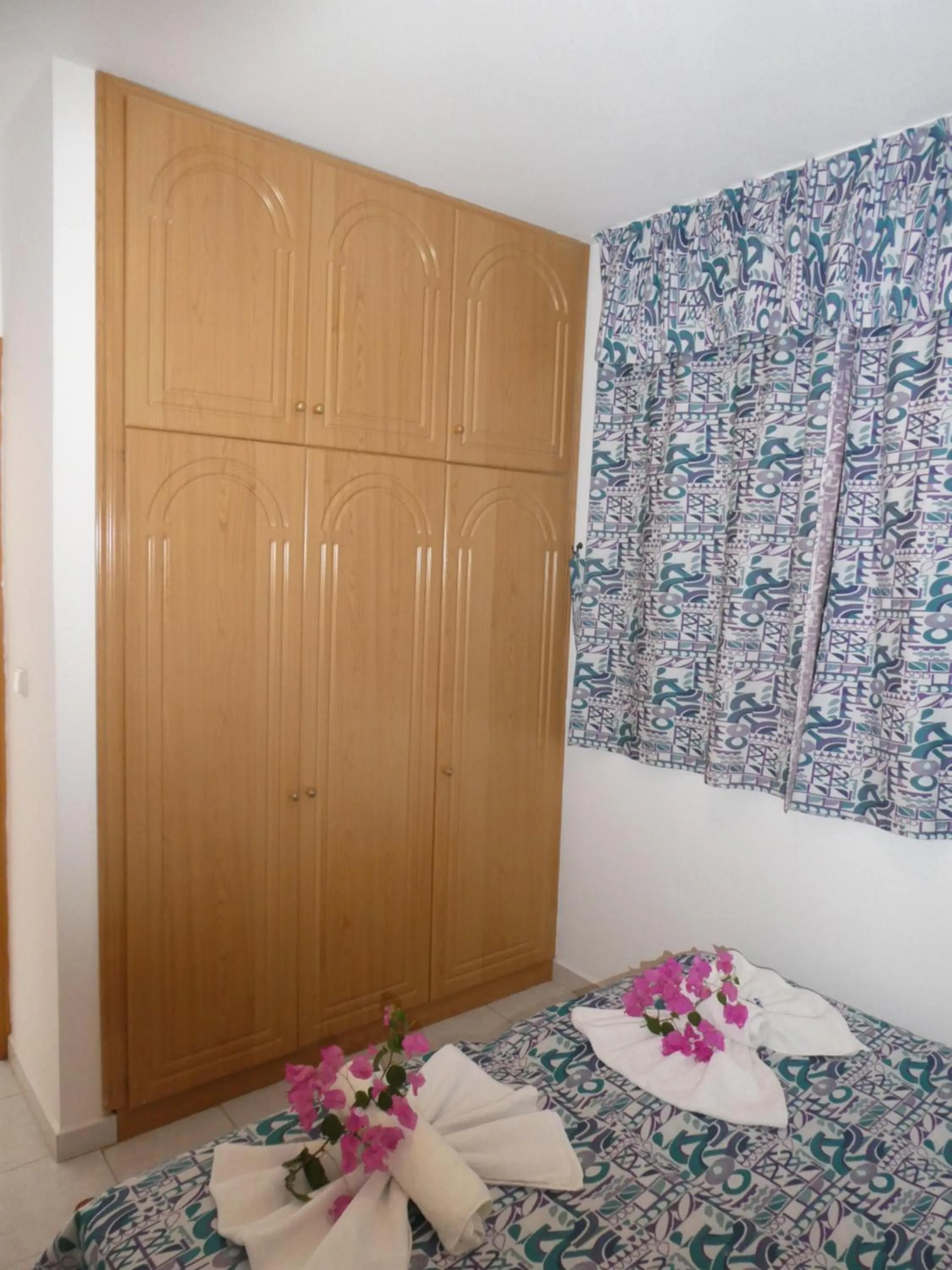 Bedroom, Bed in Castle View Apartments