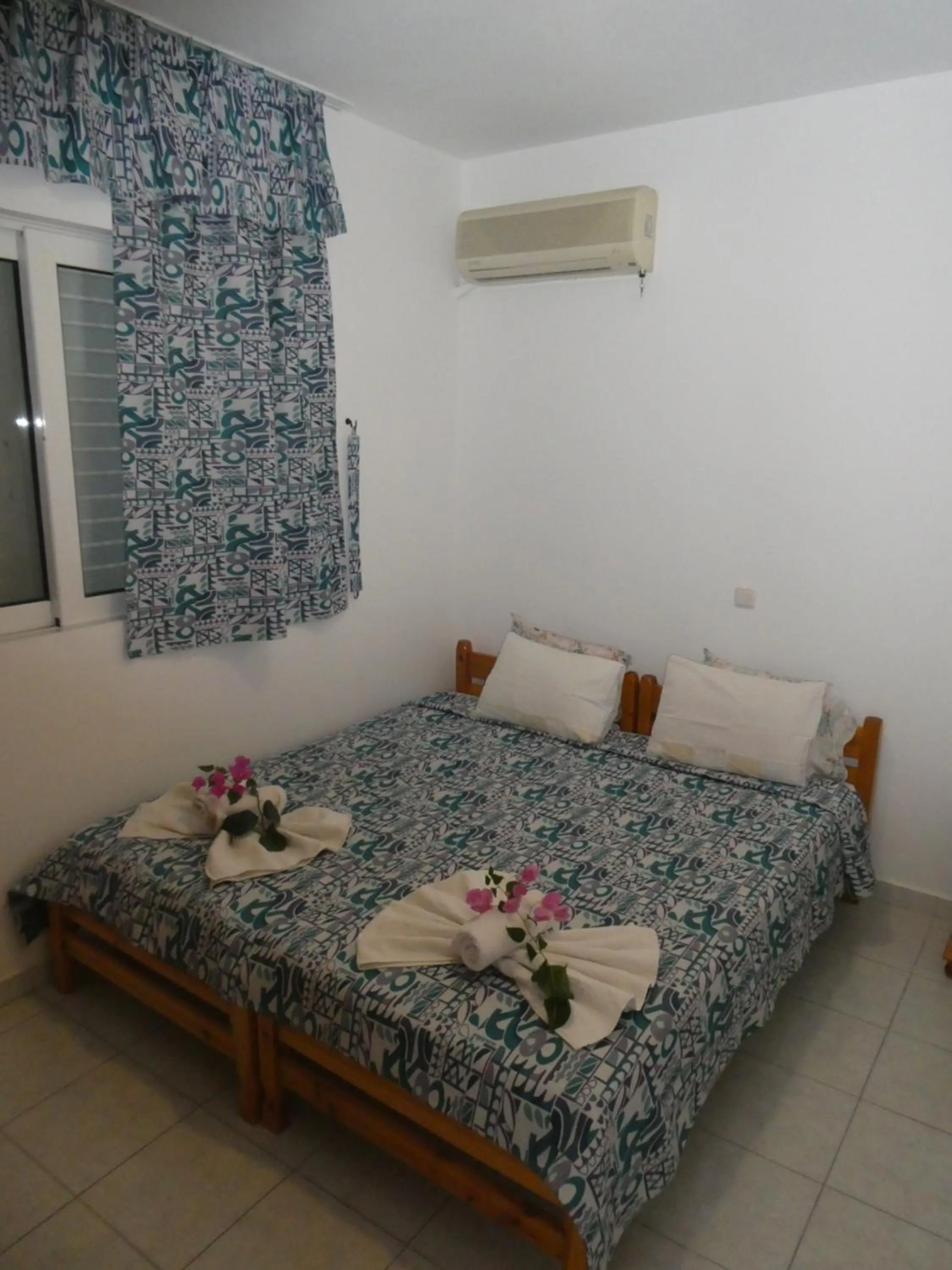Bedroom, Bed in Castle View Apartments