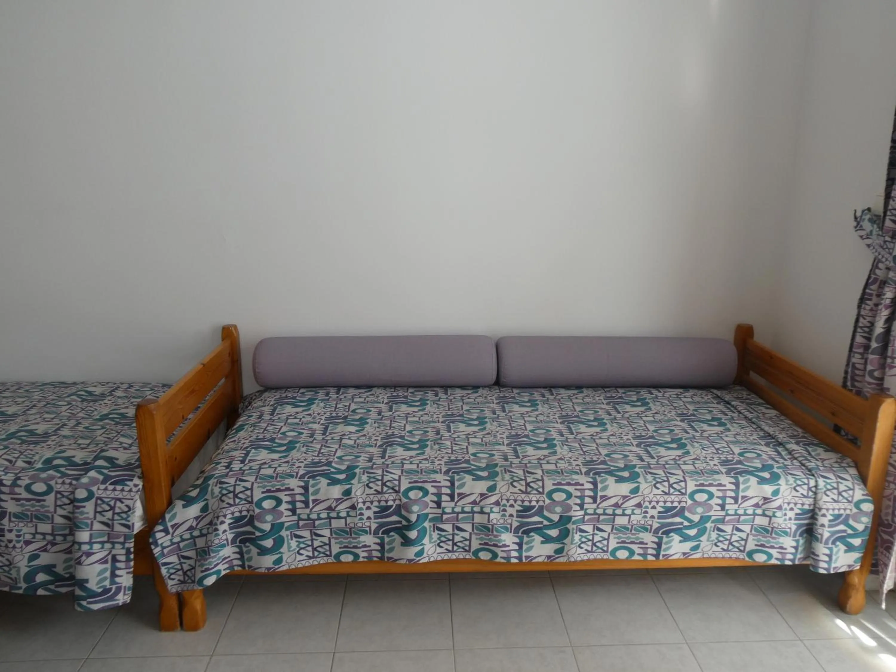 Living room, Bed in Castle View Apartments
