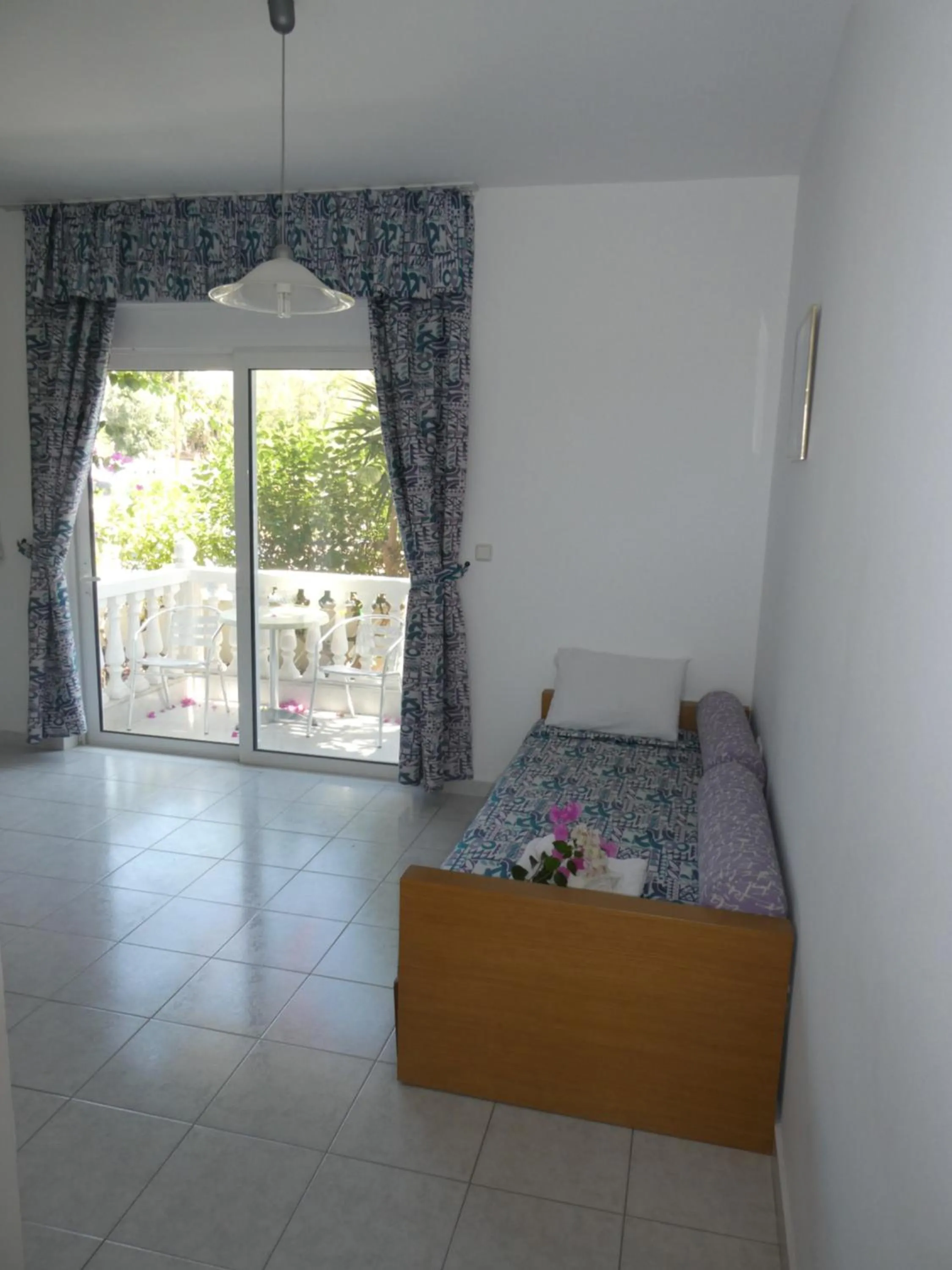 Living room, Bed in Castle View Apartments