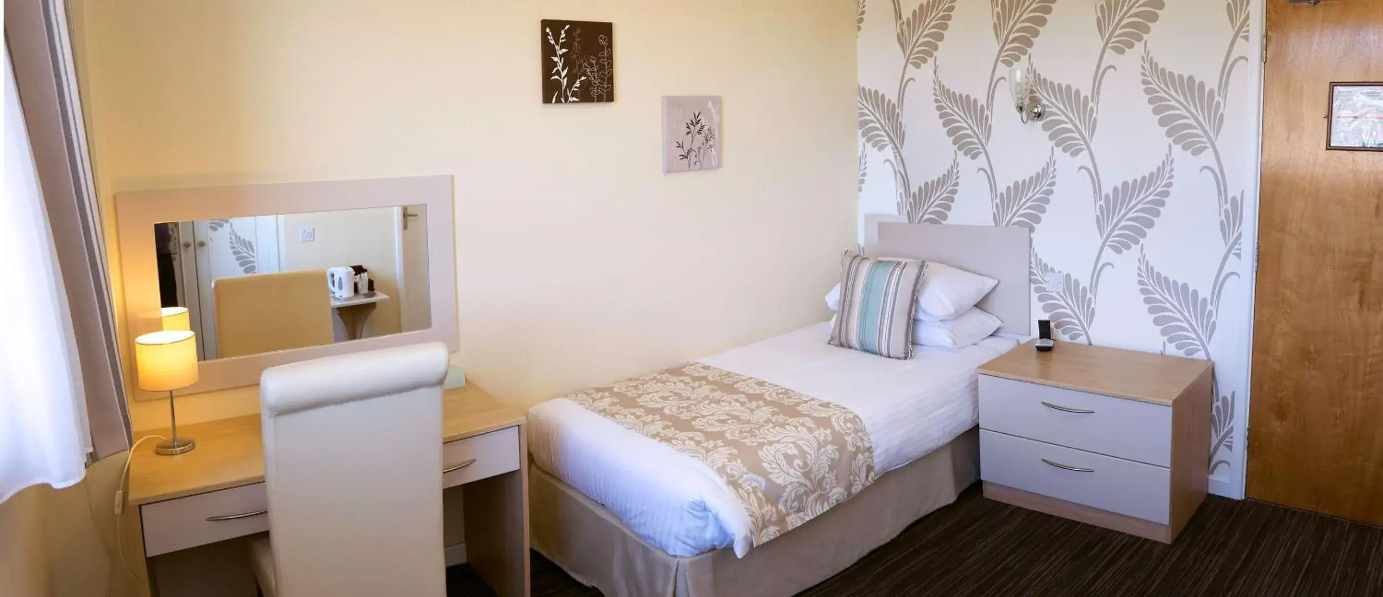 Coffee/tea facilities, Bed in Biarritz Hotel Coffee/tea facilities, Bed in Biarritz Hotel