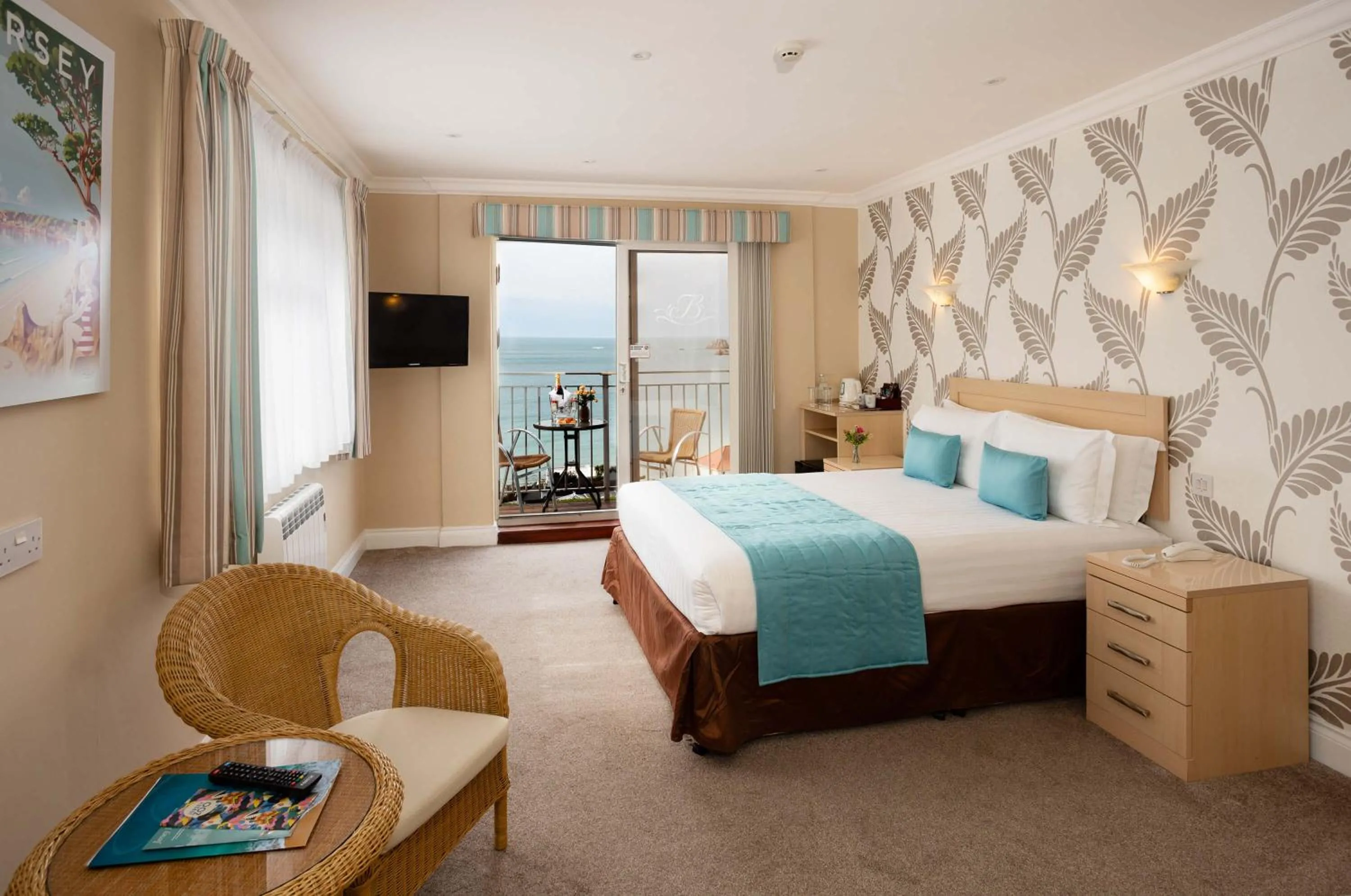 Bedroom, Bed in Biarritz Hotel