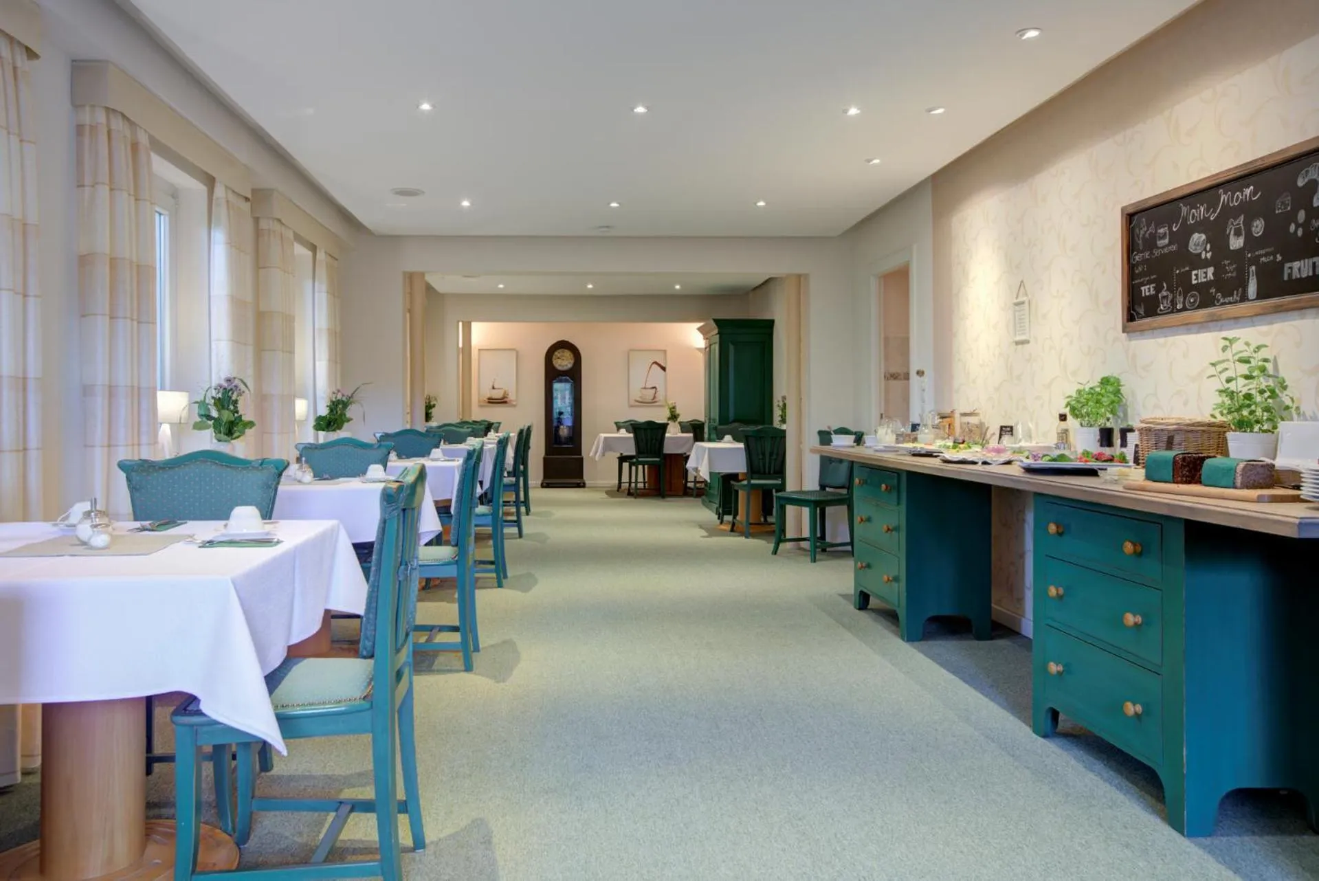 Restaurant/places to eat in Hotel See-Villa