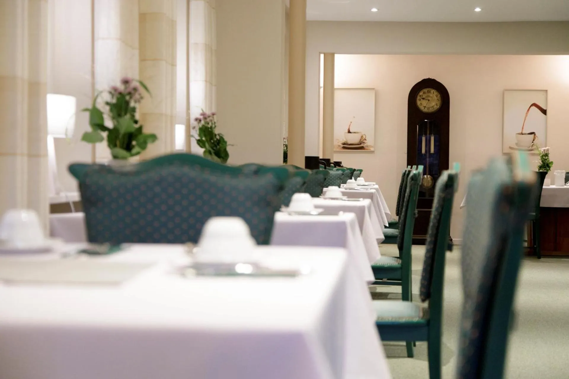 Restaurant/places to eat in Hotel See-Villa