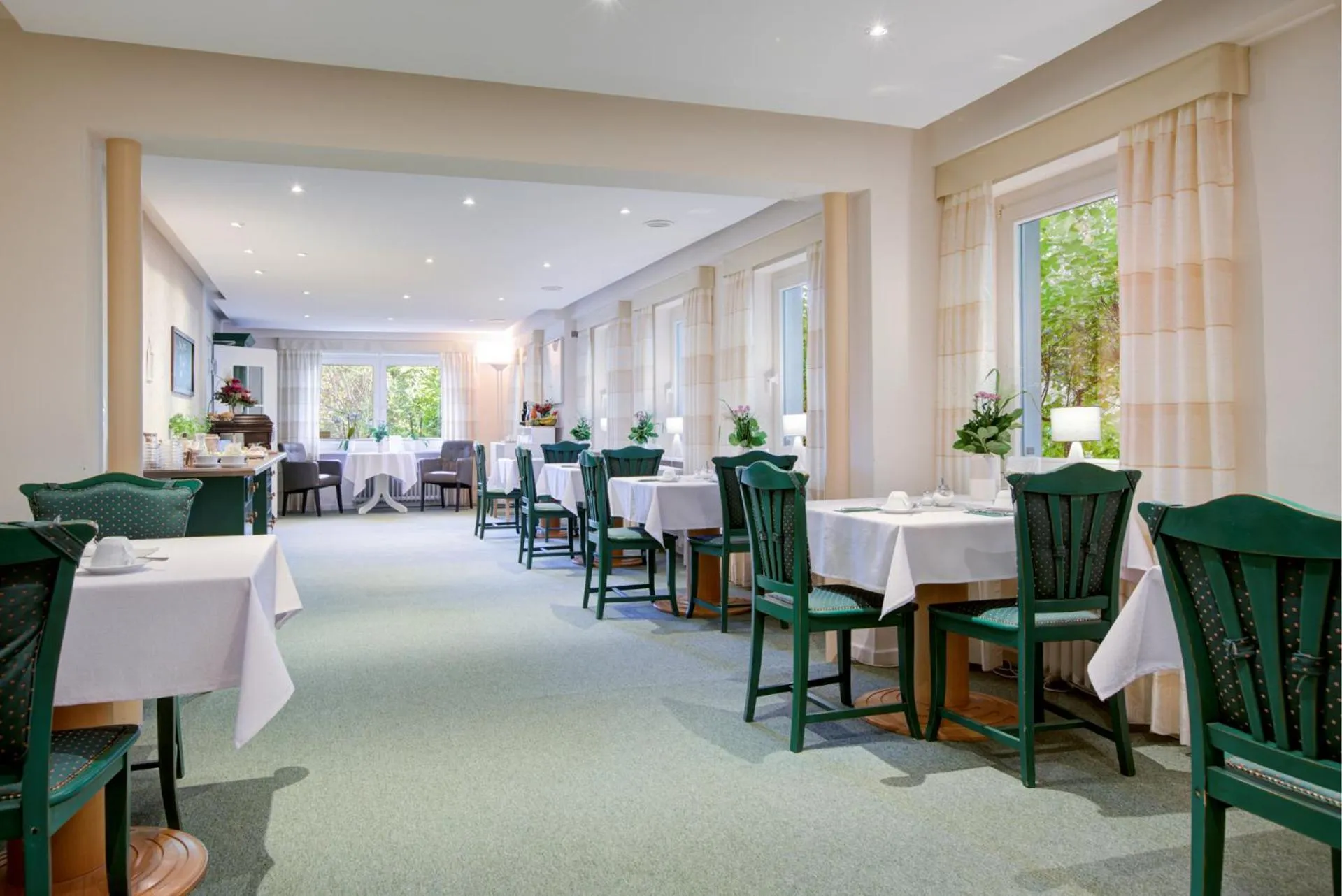 Restaurant/places to eat in Hotel See-Villa