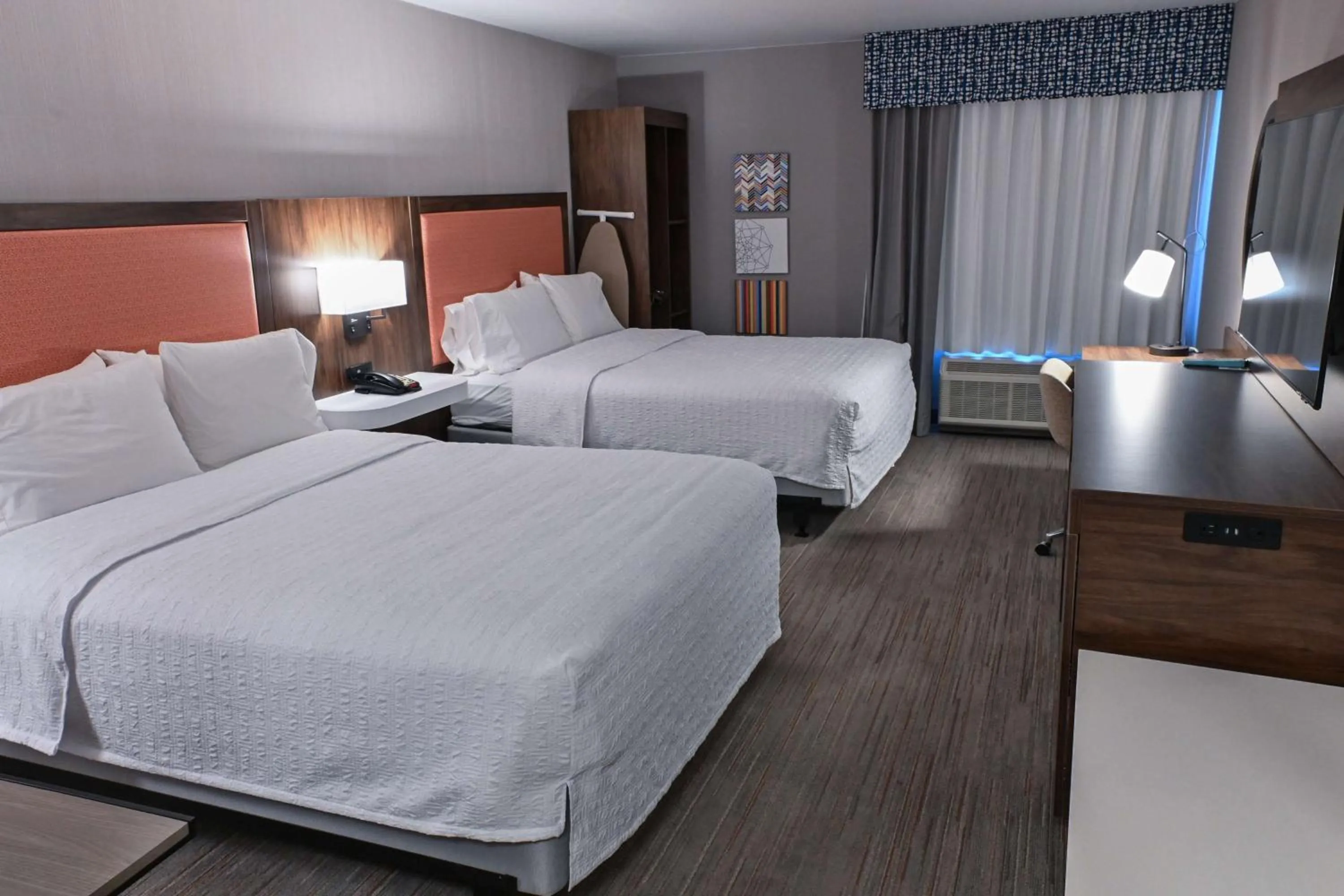 Bed in Hampton Inn Fremont