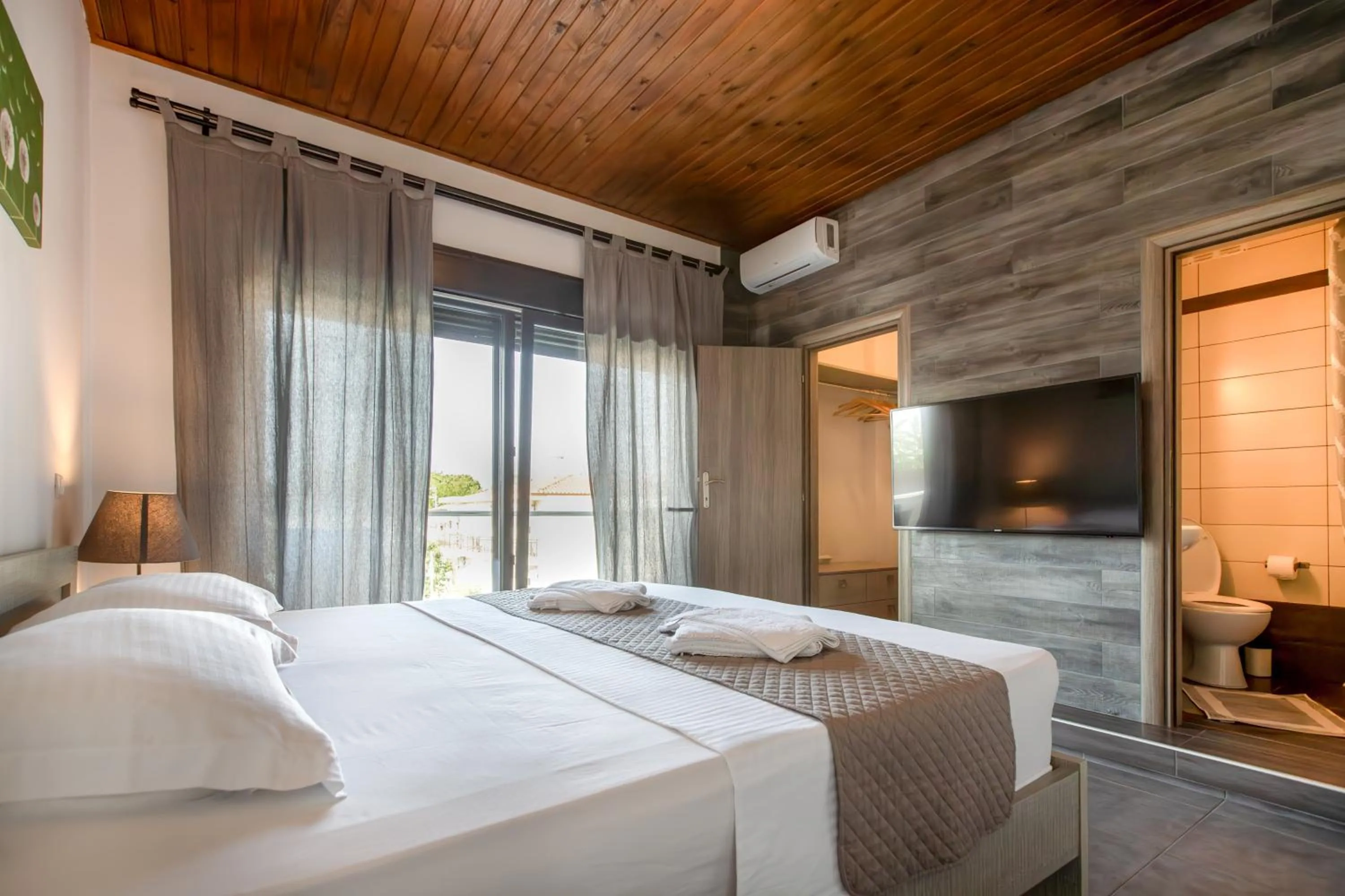 Bedroom, Bed in EllinFos Apartments