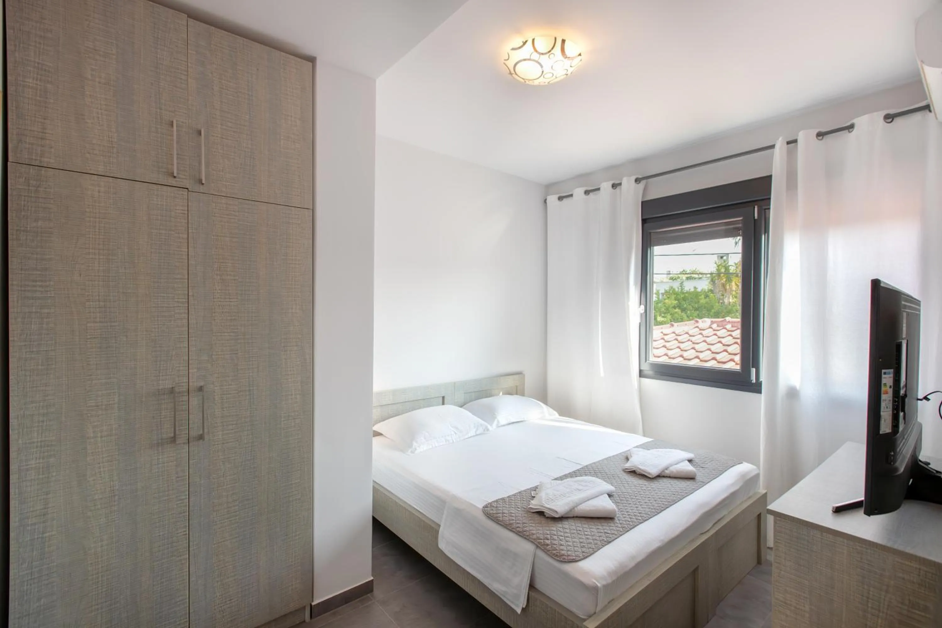 TV and multimedia, Bed in EllinFos Apartments
