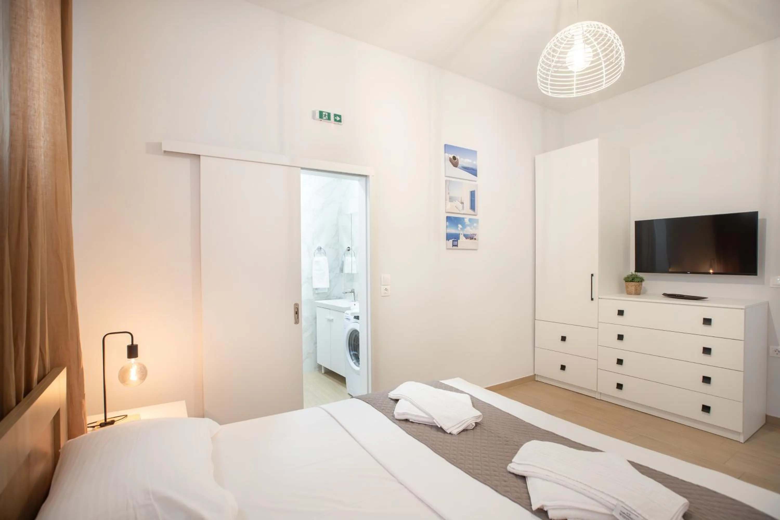 Bathroom, Bed in EllinFos Apartments