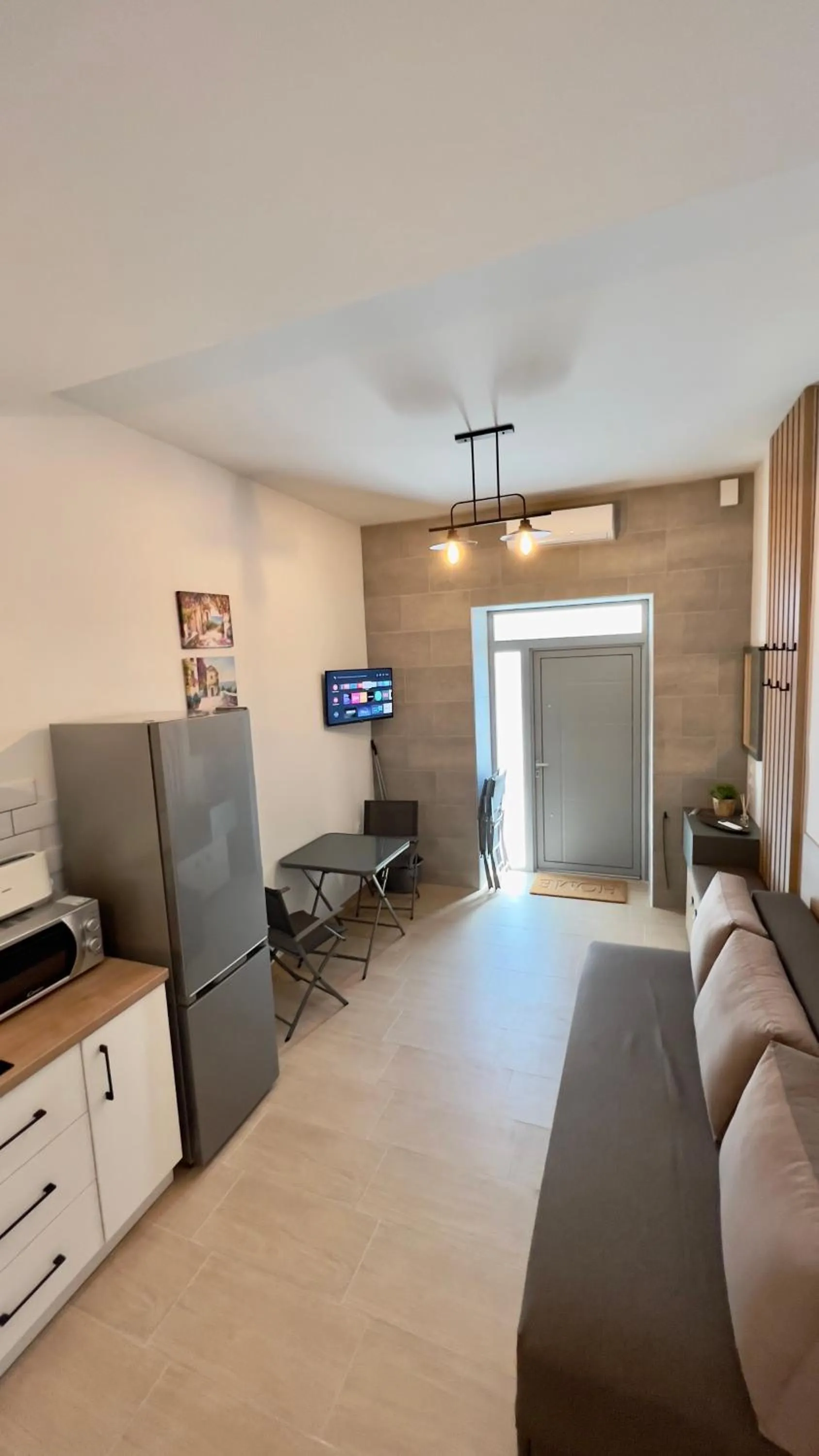 Communal lounge/ TV room in EllinFos Apartments
