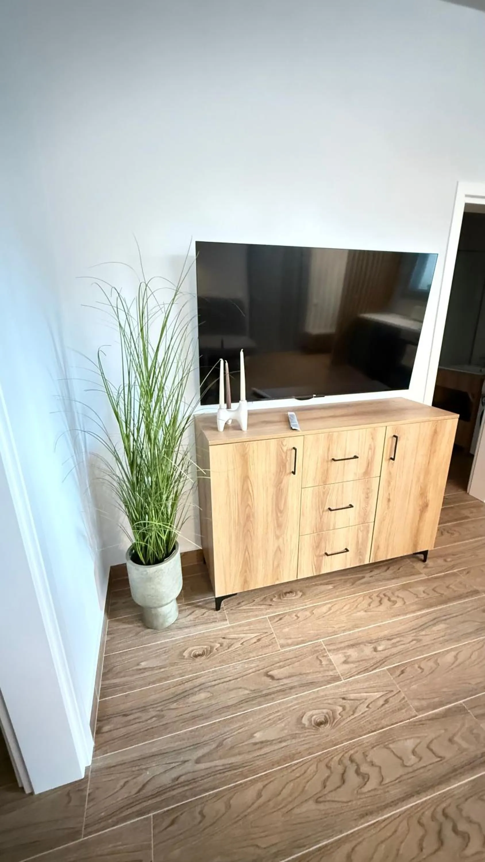 Communal lounge/ TV room in EllinFos Apartments