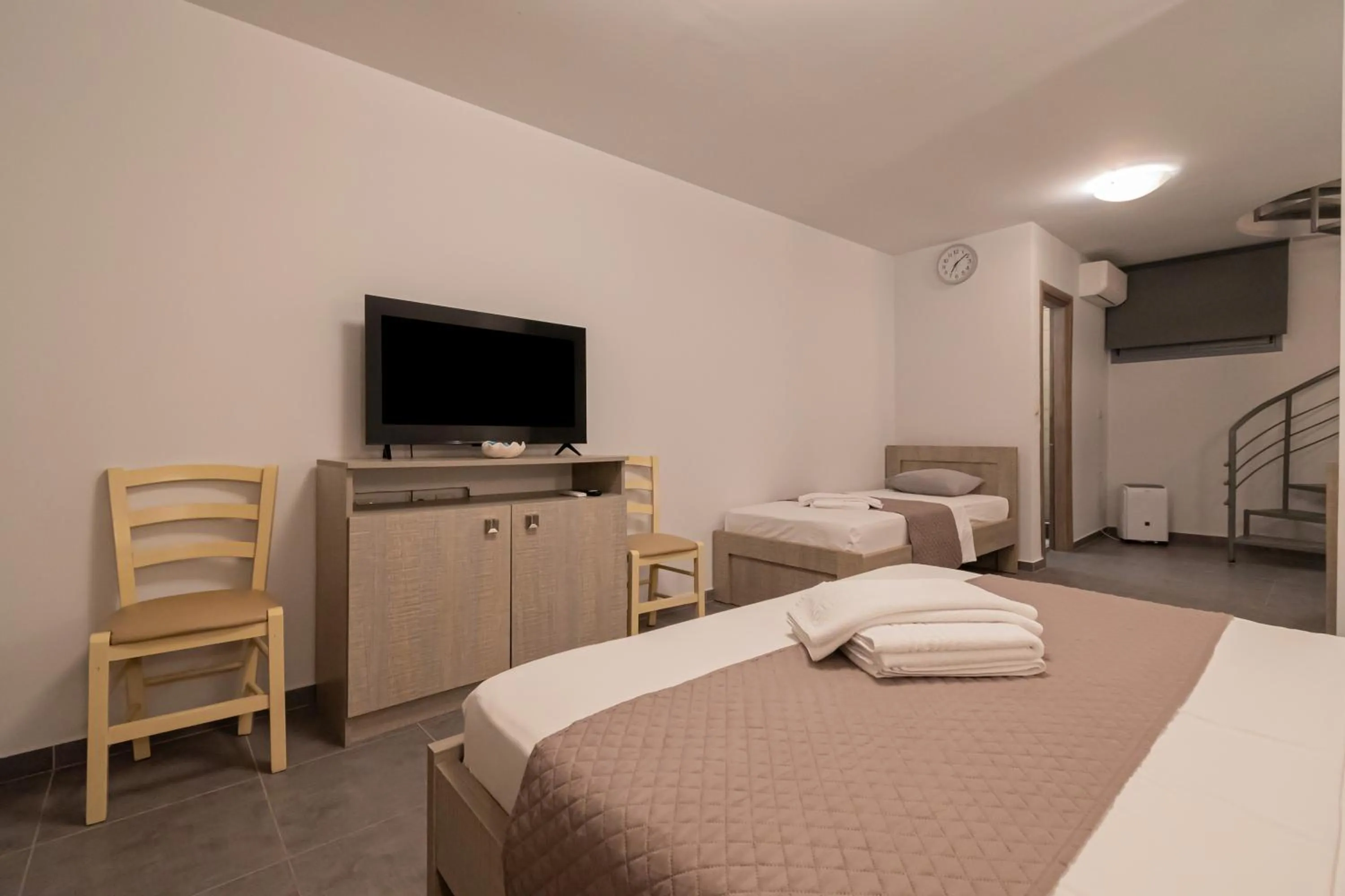 TV and multimedia, Bed in EllinFos Apartments