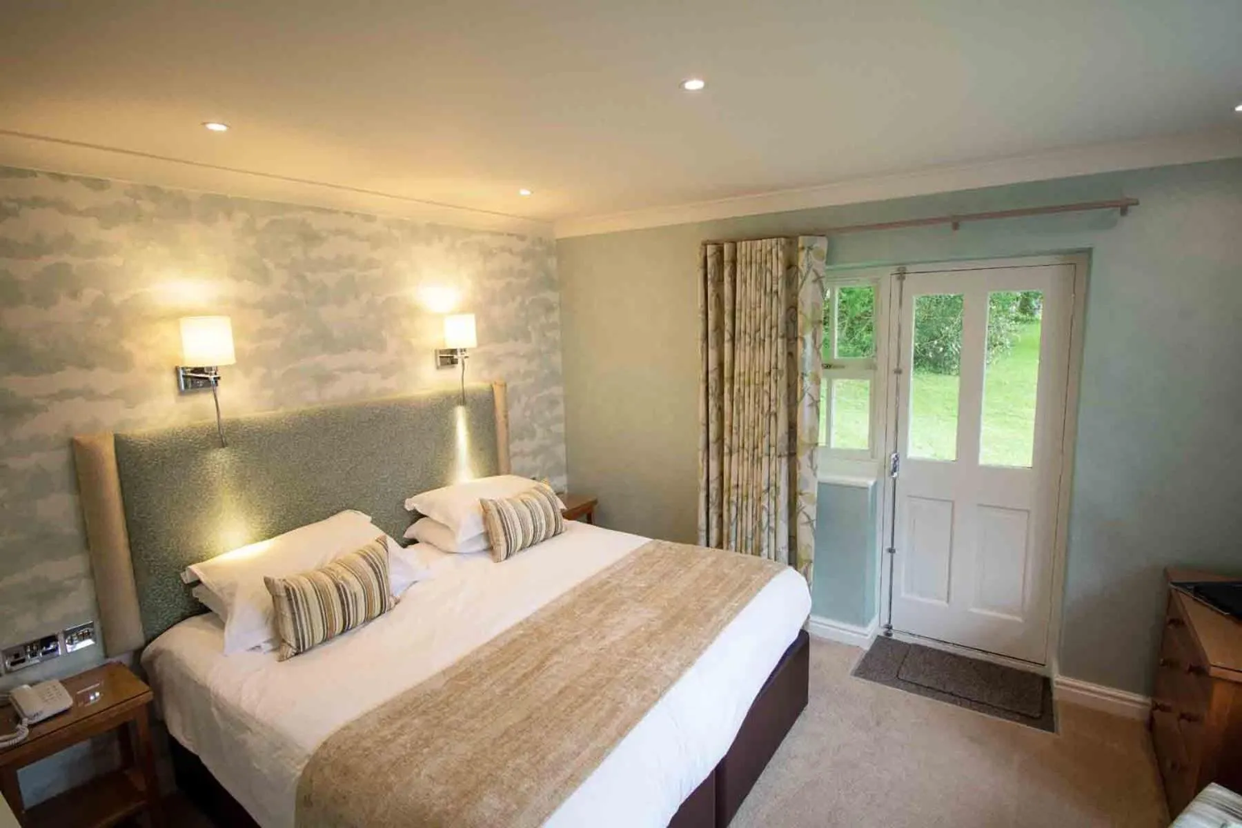 Bedroom, Bed in Briery Wood Hotel