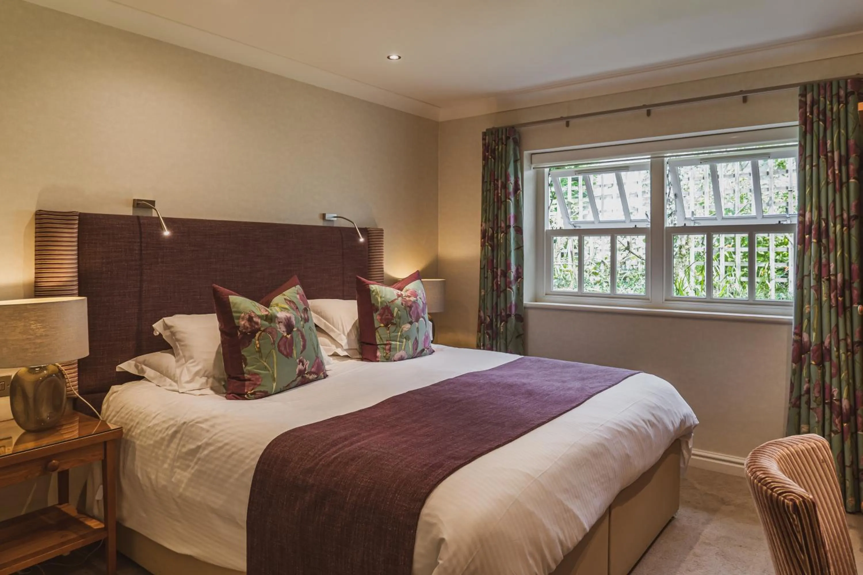 Bedroom, Bed in Briery Wood Hotel