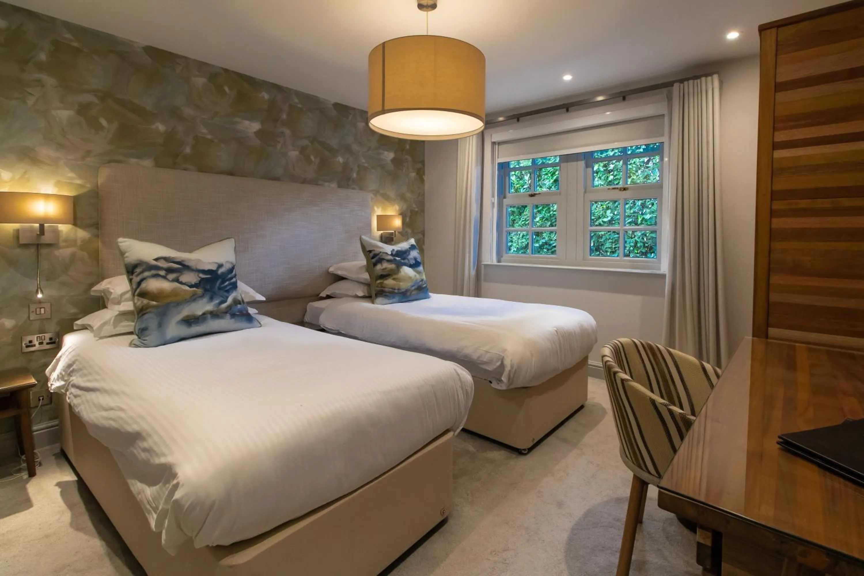 Bedroom, Bed in Briery Wood Hotel