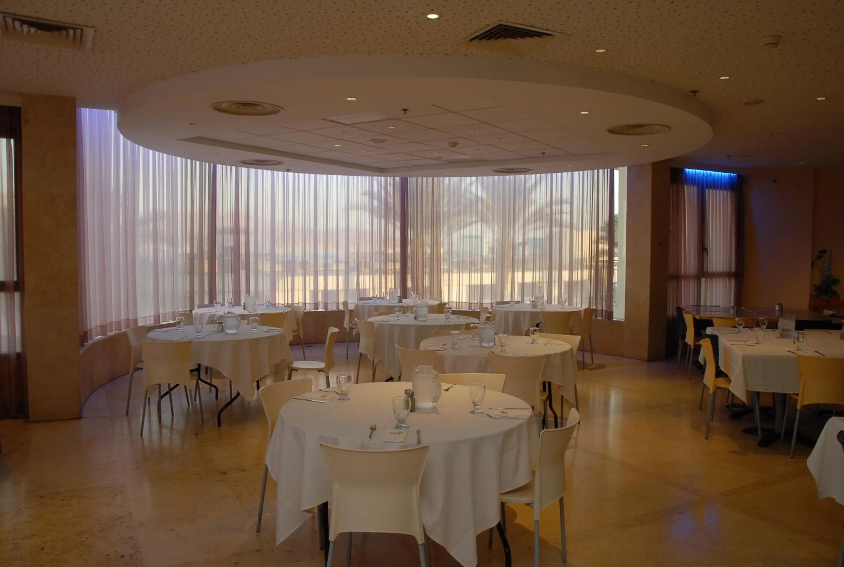 Restaurant/places to eat in Adi Hotel