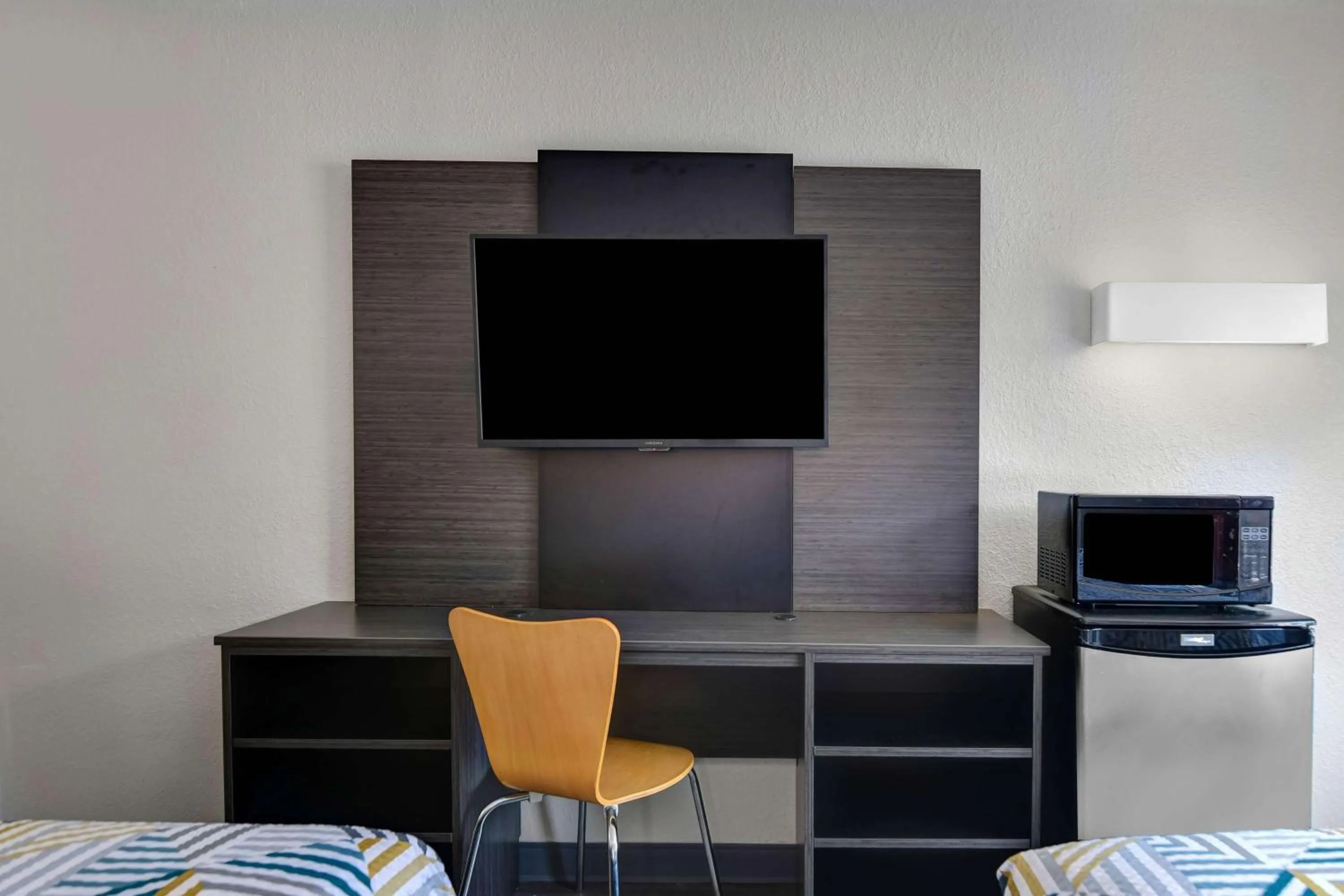 Photo of the whole room, Bed in Motel 6-Dalton, GA