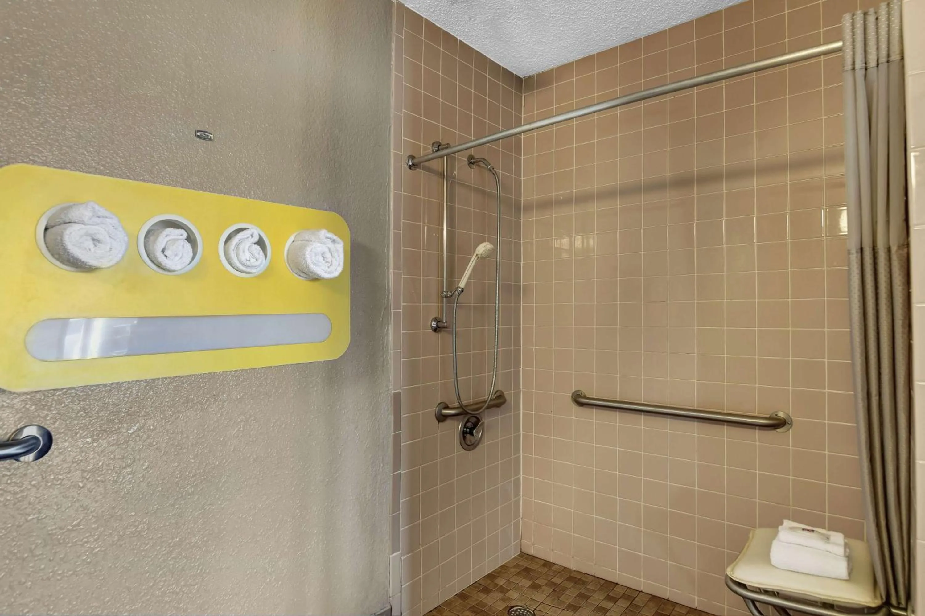 Bedroom in Motel 6-Dalton, GA