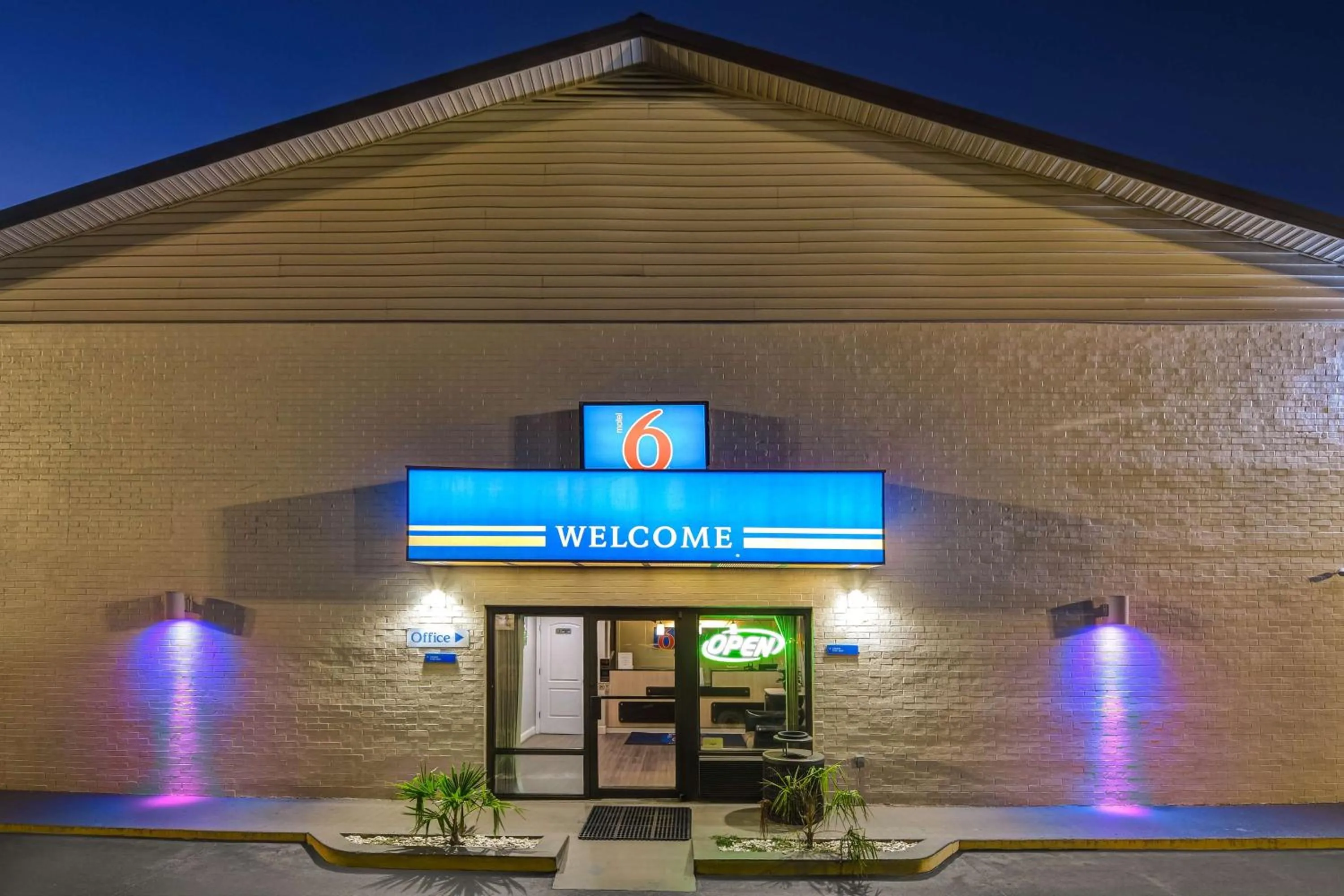 Property building in Motel 6-Dalton, GA