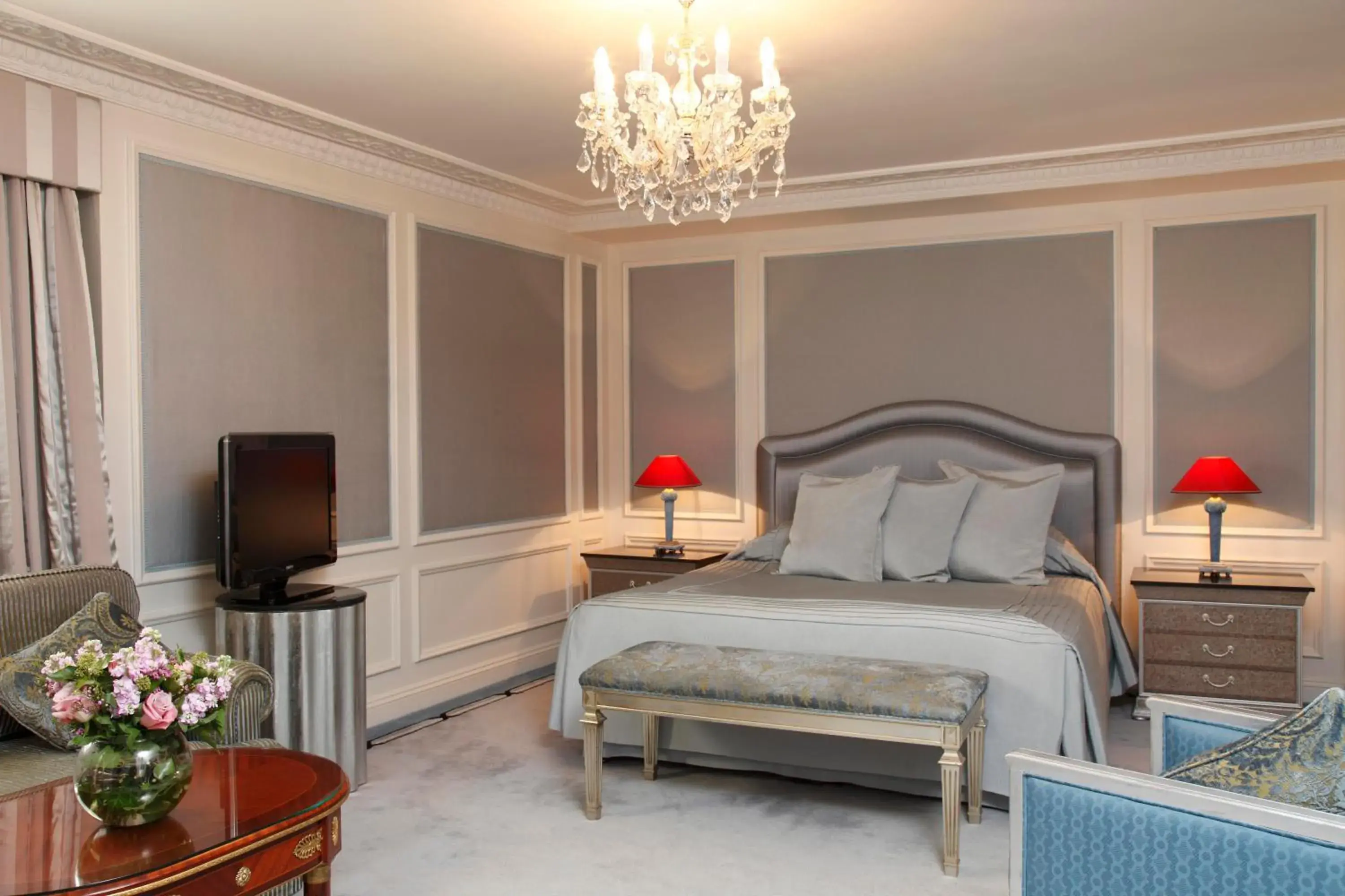 Photo of the whole room, Bed in Bentley London Photo of the whole room, Bed in Bentley London