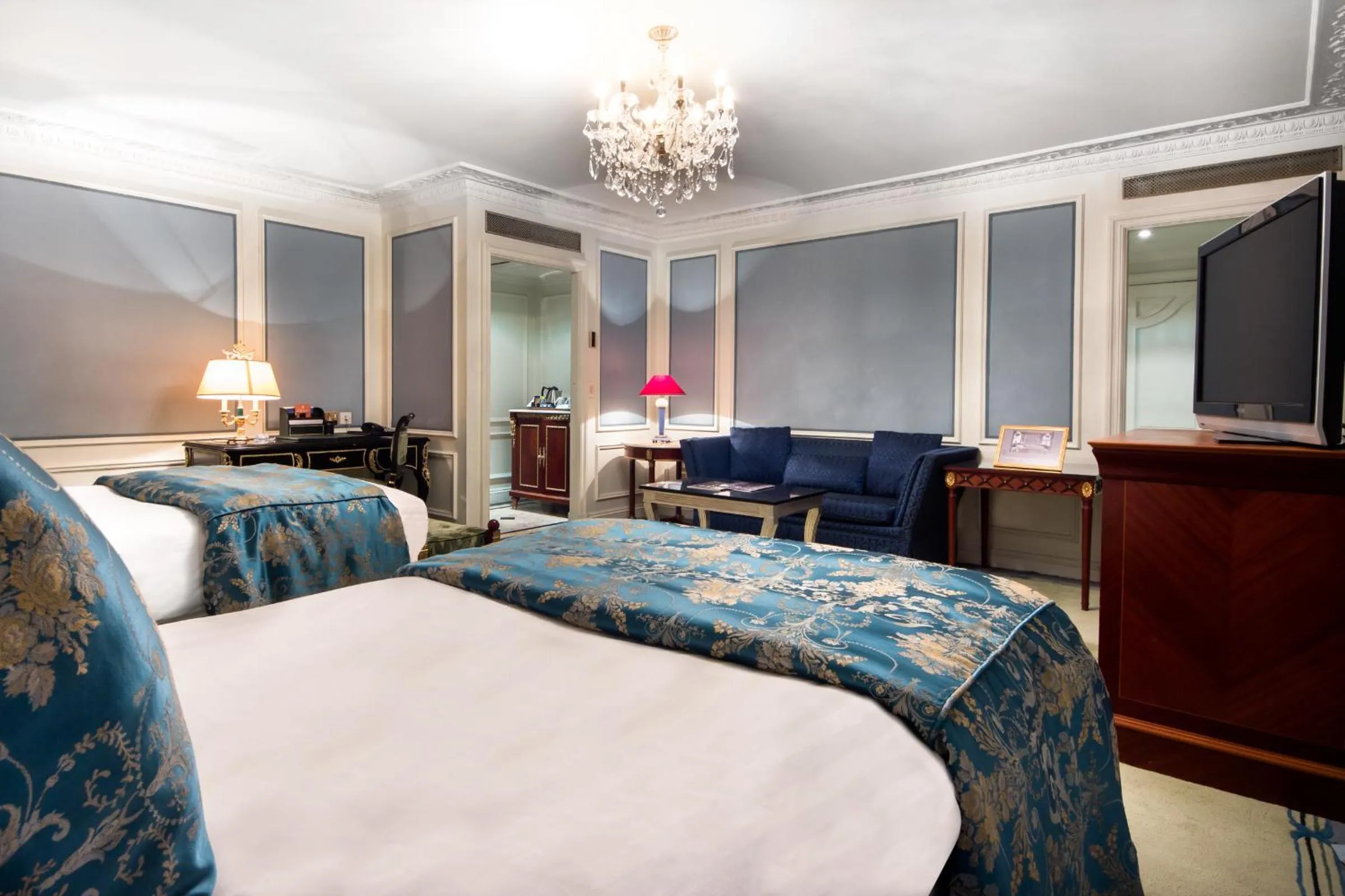 Bedroom, Bed in Bentley London