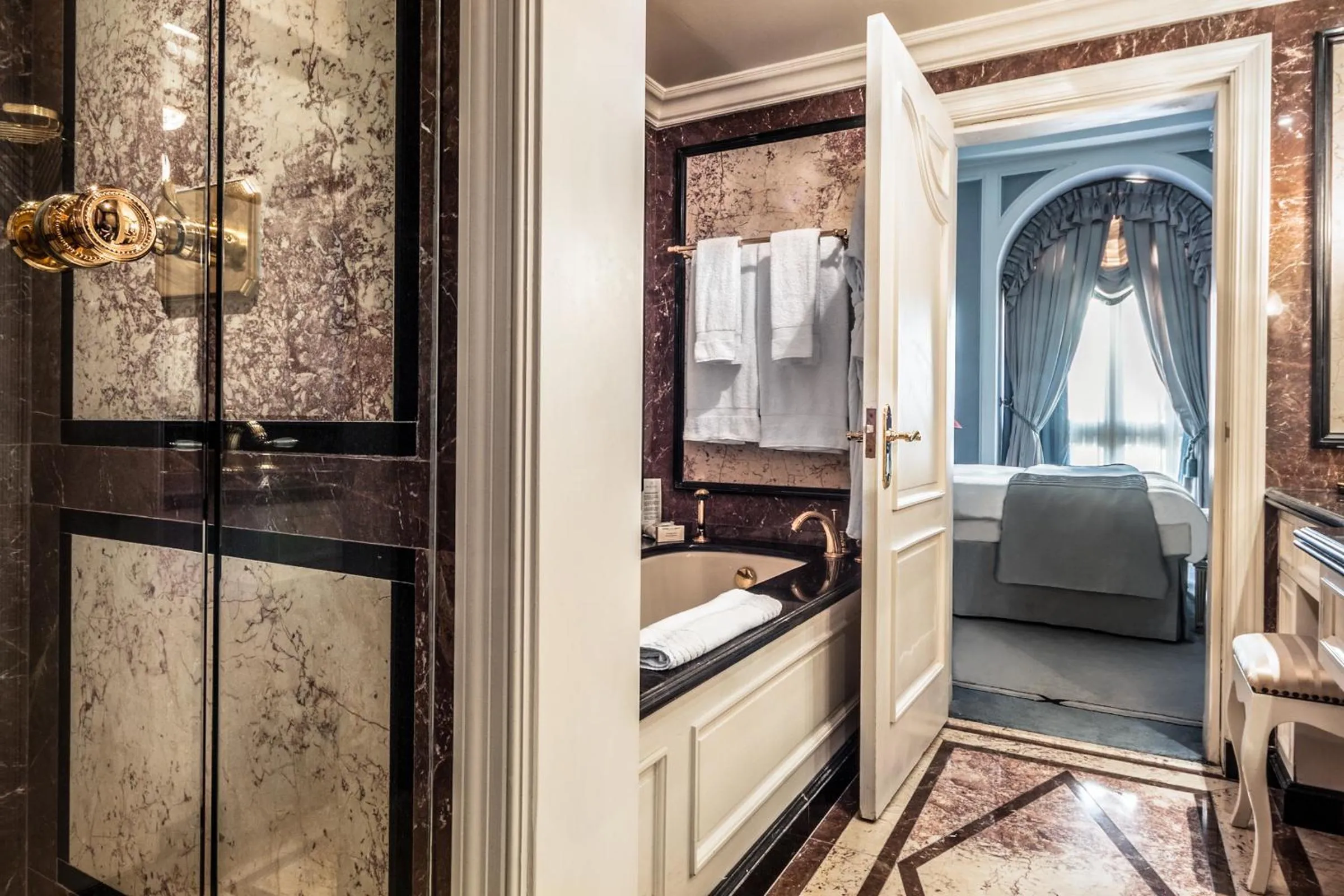 Bathroom, Bed in Bentley London