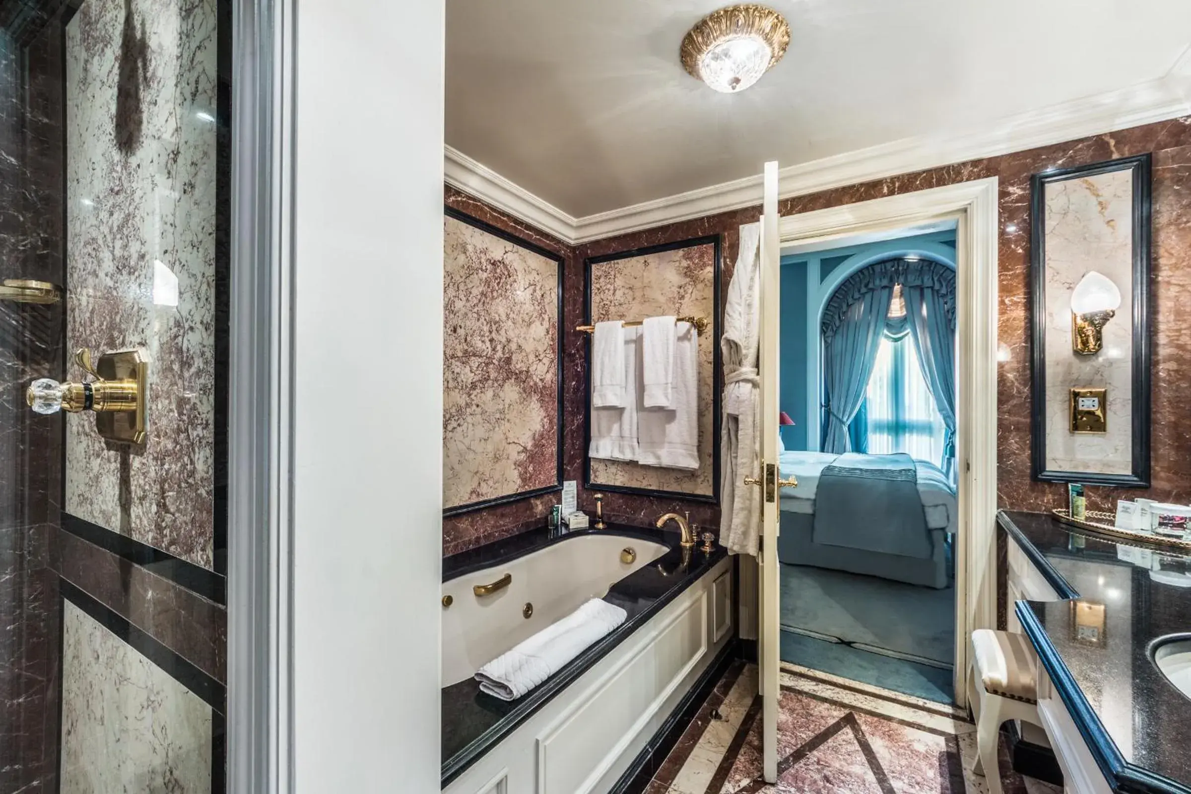 Deluxe King Room in Bentley London Deluxe King Room in Bentley London