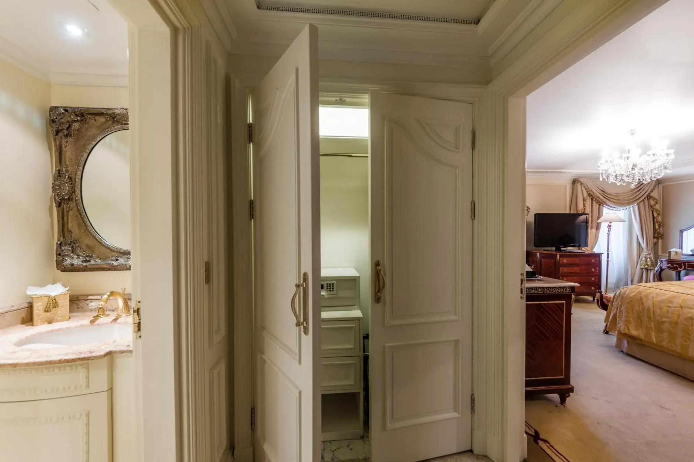 Bathroom, Bed in Bentley London Bathroom, Bed in Bentley London