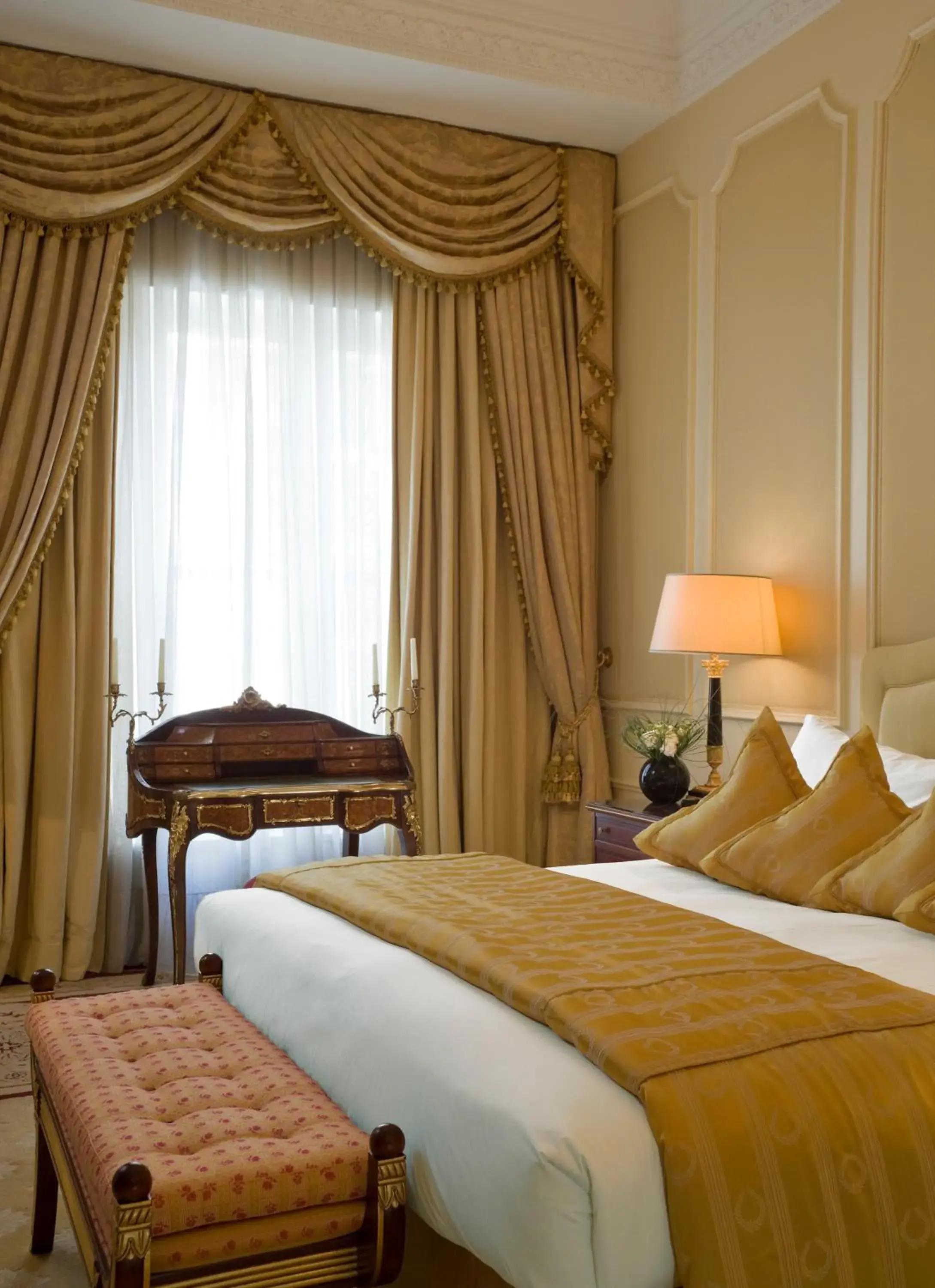 Bed in Bentley London Bed in Bentley London