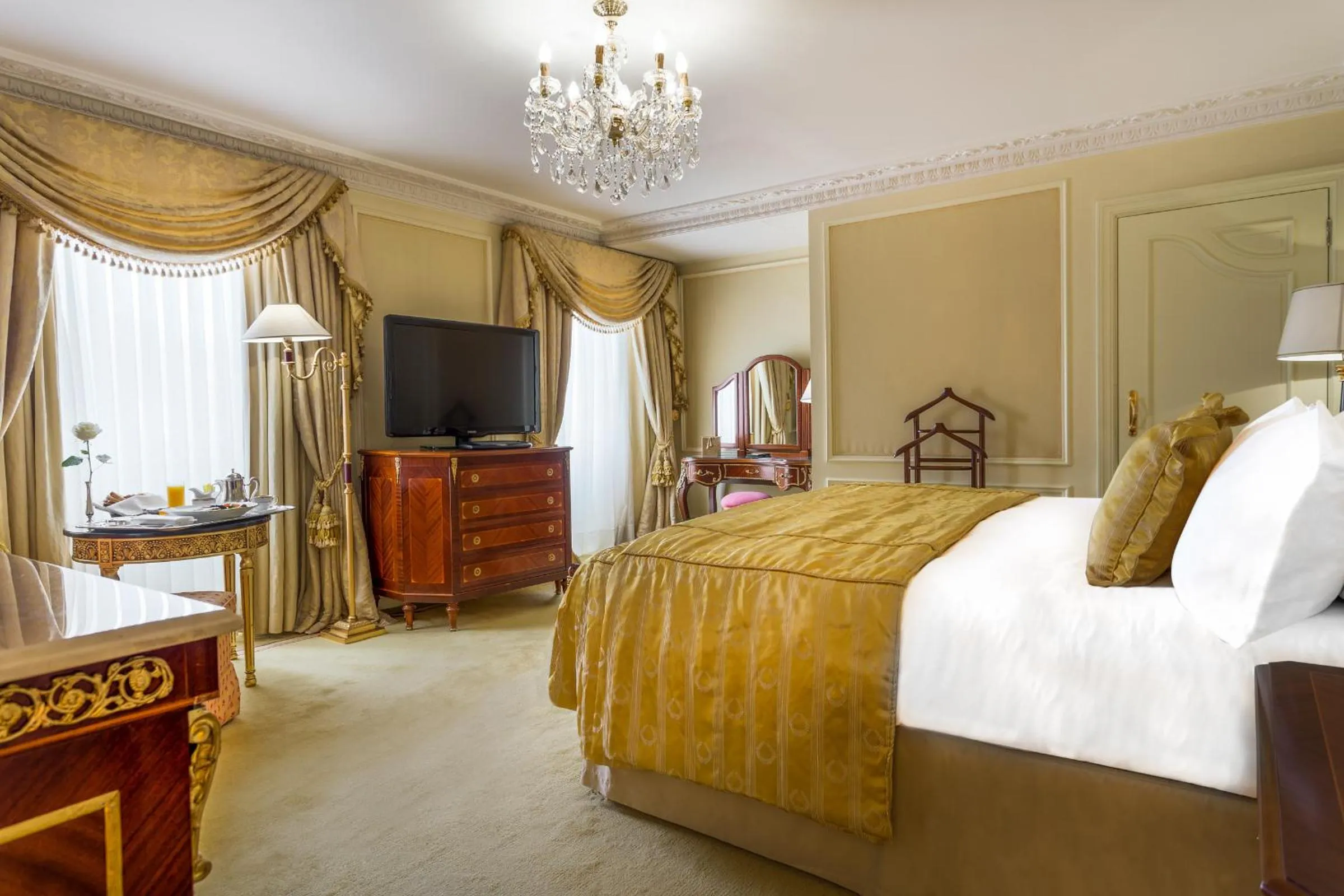 Bedroom, Bed in Bentley London