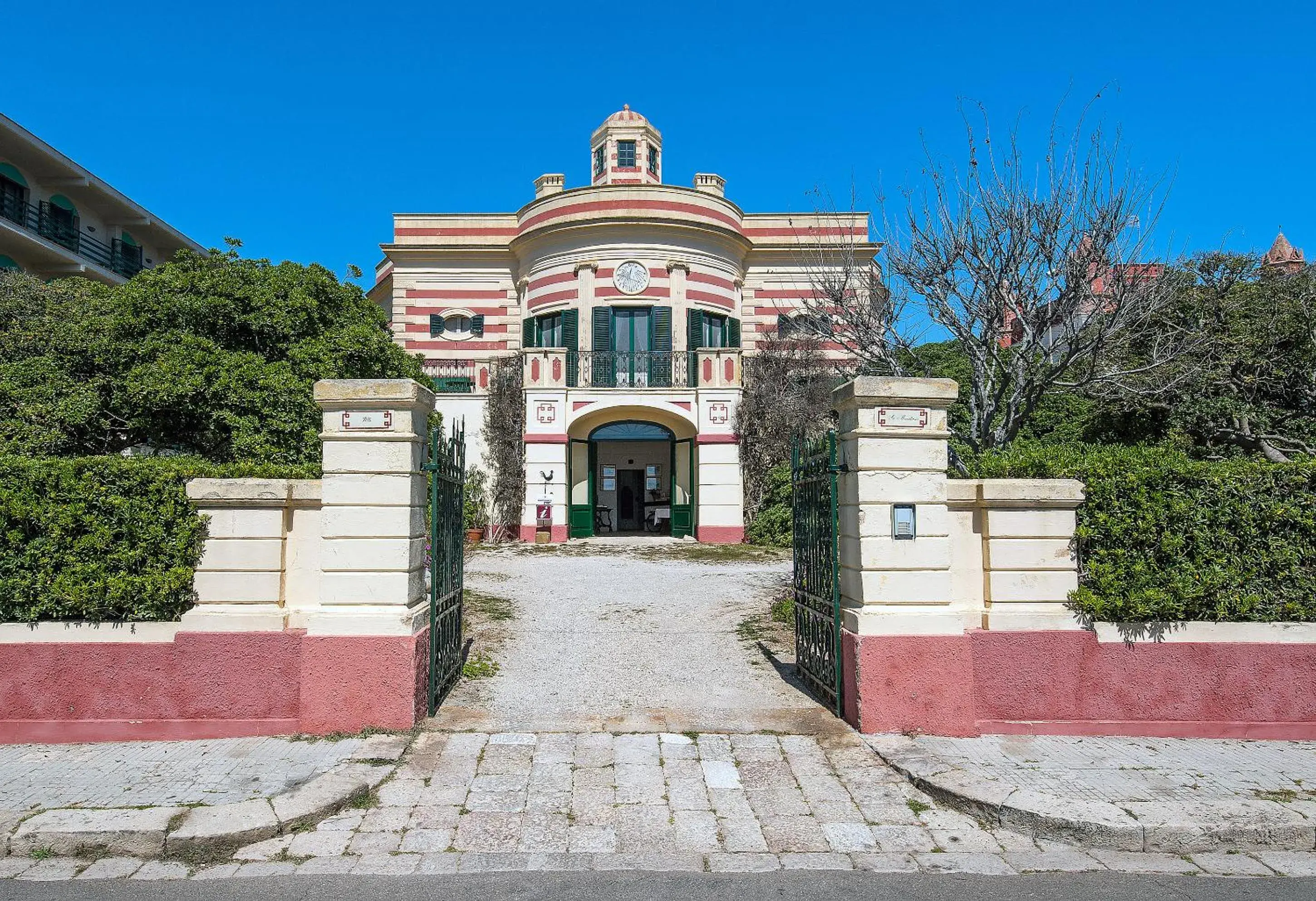 Facade/entrance in Villa La Meridiana - Caroli Hotels Facade/entrance in Villa La Meridiana - Caroli Hotels