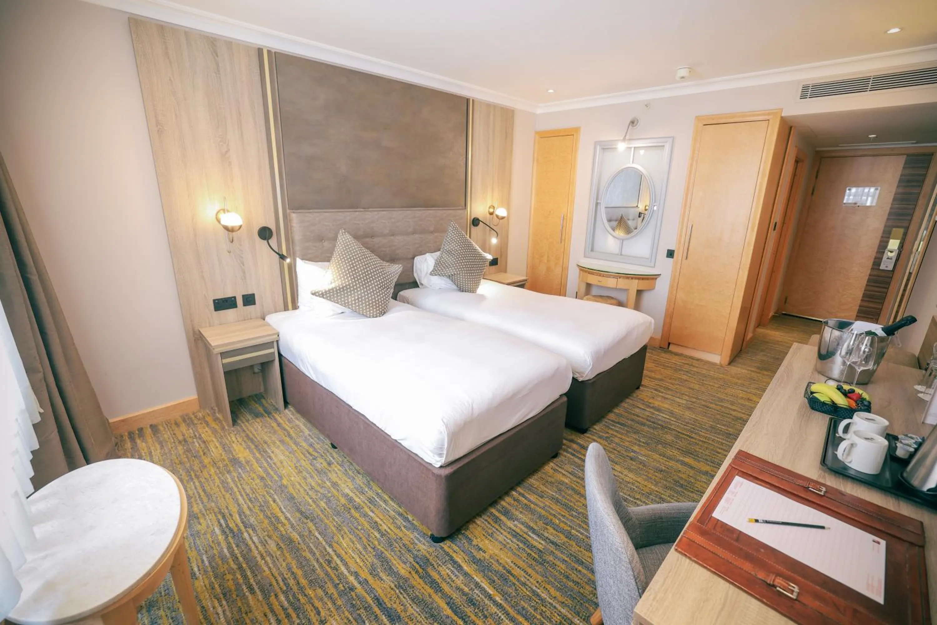 Bedroom, Bed in Courthouse Hotel London