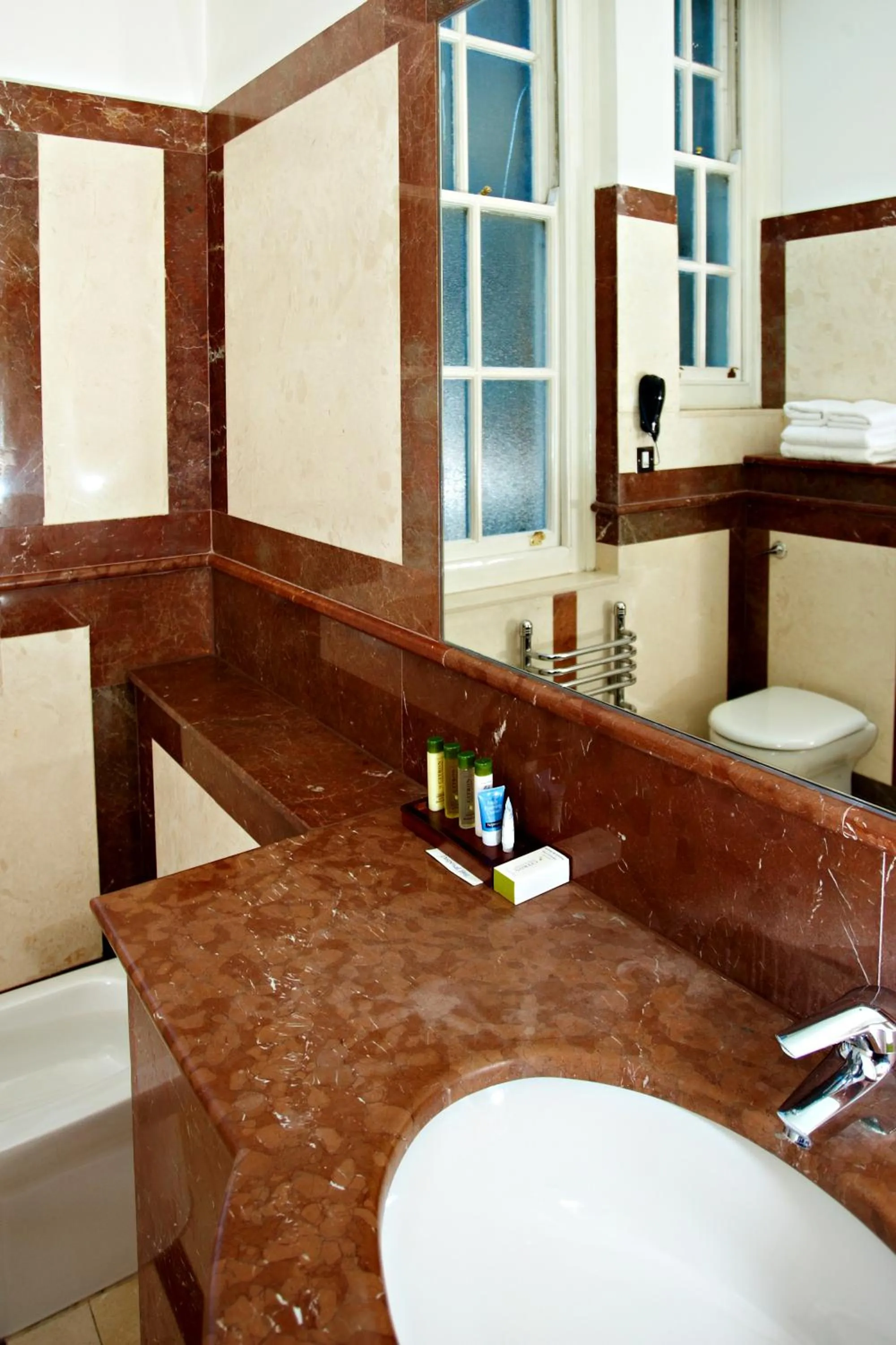 Bathroom in Courthouse Hotel London